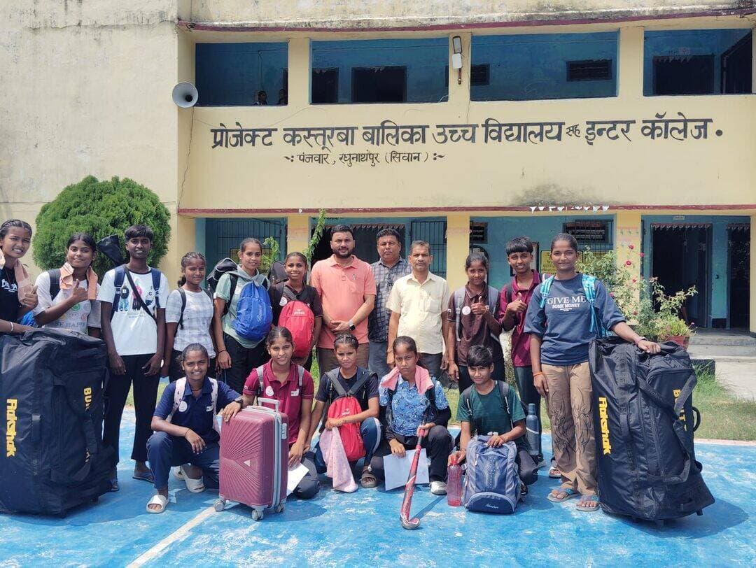 राज्यस्तरीय मेजर ध्यानचंद हॉकी टूर्नामेंट में हिस्सा लेने राजगीर रवाना हुई पंजवार की टीम।
रघुनाथपुर प्रखंड के पंजवार गांव स्थित प्रोजेक्ट कस्तूरबा बालिका उच्च विद्यालय सह इंटर कॉलेज की हॉकी टीम मंगलवार को राज्यस्तरीय मेजर ध्यानचंद हॉकी टूर्नामेंट में भाग लेने के लिए राजगीर रवाना हुई। टीम में 16 बालिका खिलाड़ी शामिल हैं। सभी खिलाड़ी पंजवार स्थित मेरीकॉम स्पोर्ट्स एकेडमी में प्रशिक्षण प्राप्त कर रही हैं।
स्पोर्ट्स एकेडमी के कोच संतोष कुमार सिंह ने बताया कि टीम की बालिकाएं लंबे समय से नियमित रूप से हॉकी का प्रशिक्षण ले रही हैं। राज्यस्तरीय प्रतियोगिता में बेहतर प्रदर्शन के लिए खिलाड़ियों ने पूरी तैयारी की है। टीम के राजगीर रवाना होने पर विद्यालय के शिक्षकों, खेलप्रेमियों और ग्रामीणों ने खिलाड़ियों का उत्साहवर्धन करते हुए बेहतर प्रदर्शन की शुभकामनाएं दीं।
टीम का नेतृत्व विद्यालय के खेल शिक्षक राकेश कुमार सिंह कर रहे हैं। उन्होंने बताया कि राजगीर में आयोजित मेजर ध्यानचंद राज्यस्तरीय हॉकी टूर्नामेंट दो दिवसीय होगा। प्रतियोगिता में टीम पूरे उत्साह और आत्मविश्वास के साथ भाग लेगी। उन्होंने उम्मीद जताई कि प्रशिक्षण प्राप्त कर रही बालिकाएं प्रतियोगिता में बेहतर प्रदर्शन कर विद्यालय और क्षेत्र का नाम रोशन करेंगी।