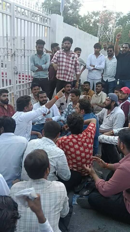 सतना टिकर निवासी राहुल सिंह की हत्या के मामले में रॉयल राजपूत संघठन ने एसपी आफिस का किया घेराव दोषियों पर कड़ी कार्यवाई की मांग