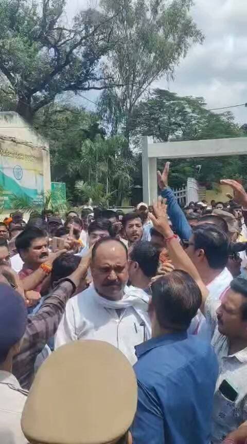सतना टिकर निवासी राहुल सिंह की हत्या के मामले में रॉयल राजपूत संघठन ने एसपी आफिस का किया घेराव दोषियों पर कड़ी कार्यवाई की मांग