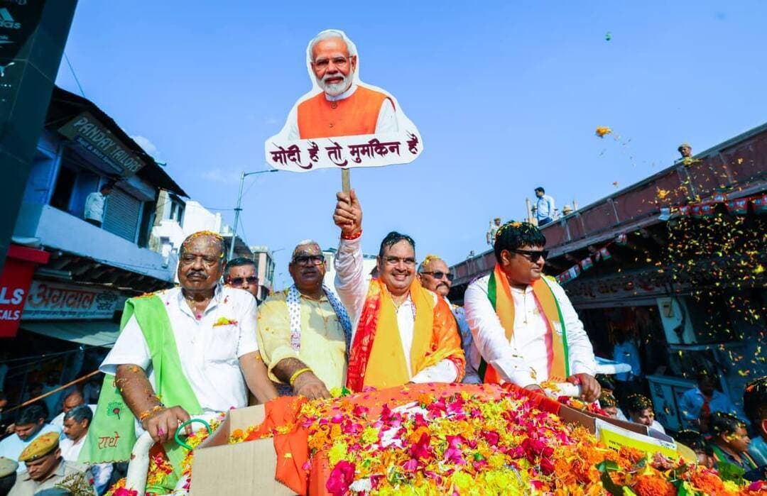 #सीएम_रोडशो_वार्डों_में_बीजेपी_कमजोर..
भरतपुर। नगर निकाय चुनाव के नतीजों में निर्दलीय प्रत्याशियों ने जबरदस्त दबदबा बनाते हुए बाजी मारी है। मुख्यमंत्री भजनलाल शर्मा के रोड शो वाले इलाकों में भी भारतीय जनता पार्टी को भारी नुकसान का सामना करना पड़ा। 7 सितंबर को बिजली घर चौराहे से लक्ष्मण मंदिर तक निकले रोड शो ने जिन 6 वार्डों को कवर किया था, उनमें से भाजपा केवल वार्ड 23 में किरन राणा की जीत दर्ज करवा सकी। शेष पांच वार्डों 24, 25, 31, 37 और 38 में भाजपा उम्मीदवारों को करारी हार का सामना करना पड़ा। इन सभी पांचों सीटों पर निर्दलीय उम्मीदवारों राजेंद्र कुमार शर्मा, आरती, भास्कर, अमर सिंह सांवरिया और धीरज कुमार ने जीत हासिल की। स्थिति यह रही कि भाजपा प्रदेश प्रवक्ता की पत्नी कल्पना कौशिक और कांग्रेस के कई प्रत्याशी भी चुनाव हार गए, जिसके चलते अब नगर निगम में बोर्ड बनाने के लिए निर्दलीयों की भूमिका बेहद निर्णायक हो गई है।