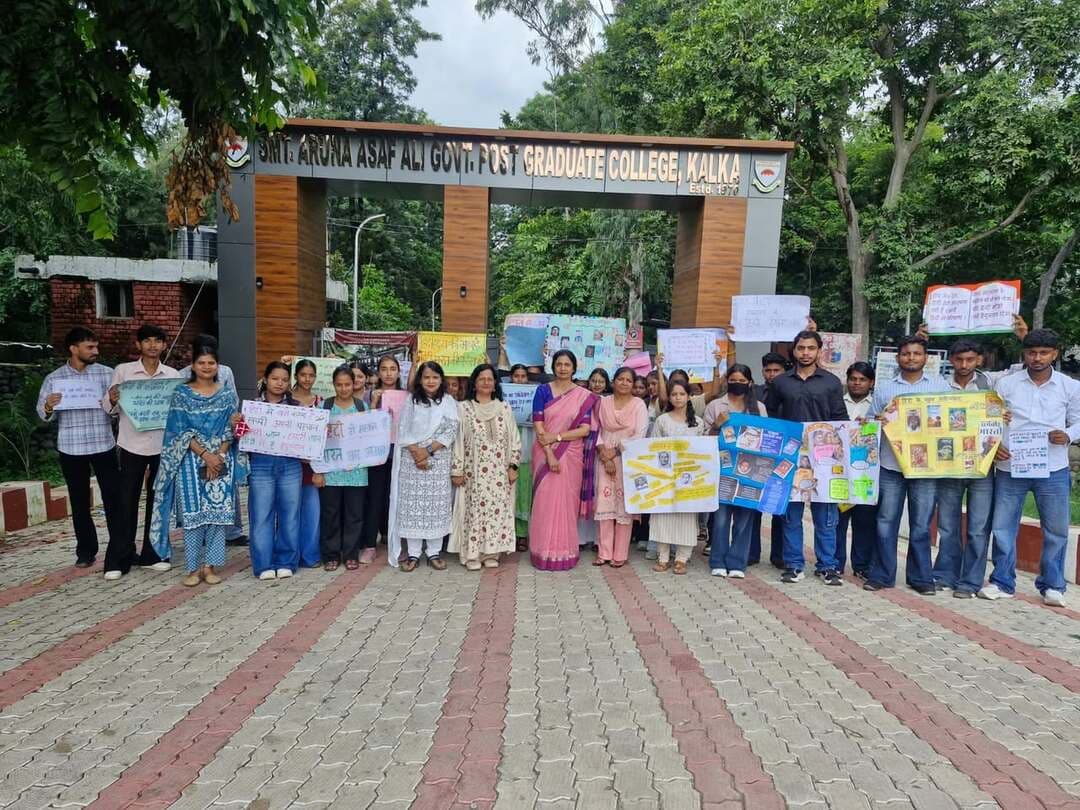 राजकीय महाविद्यालय कालका में उत्साहपूर्वक मनाया गया हिंदी दिवस
हिंदी भाषा के प्रति प्रेम, सम्मान एवं गौरव की भावना जागृत करना रहा उद्देश्य
हिंदी पखवाड़े के तहत विद्यार्थियों ने विभिन्न प्रतियोगिताओं में बढ़-चढ़कर लिया भाग
पंचकूला 15 सितंबर : राजकीय महाविद्यालय कालका की प्राचार्या डॉक्टर सीमा सिंह के कुशल नेतृत्व में हिंदी पखवाड़े के अंतर्गत हिंदी दिवस का आयोजन बड़े उत्साह, उमंग एवं हर्षोल्लास के साथ किया गया।
कार्यक्रम का उद्देश्य विद्यार्थियों में हिंदी भाषा के प्रति प्रेम, सम्मान एवं गौरव की भावना उत्पन्न करना तथा हिंदी के व्यापक प्रचार- प्रसार के लिए जागरूक करना था।
कार्यक्रम का शुभारंभ गणपति के समक्ष दीप प्रज्वलित एवं पुष्प अर्पित करके किया गया। इस अवसर पर महाविद्यालय की प्राचार्या डॉक्टर सीमा सिंह ने अपने संबोधन में कहा कि हिंदी केवल एक भाषा नहीं बल्कि भारतीय संस्कृति, परंपरा, भावनाओं और विचारों को अभिव्यक्त करने का सशक्त माध्यम है। हिंदी ने देश के विभिन्न क्षेत्रों और समुदायों को आपस में जोड़ने में महत्वपूर्ण भूमिका निभाई है। उन्होंने विद्यार्थियों से आह्वान किया कि वह हिंदी का अधिक से अधिक प्रयोग करें तथा अपने दैनिक जीवन में हिंदी भाषा के प्रति सम्मान की भावना बनाए रखें। महाविद्यालय में 1 सितंबर से लेकर 14 सितंबर तक हिंदी पखवाड़ा मनाया गया जिसके अंतर्गत विभिन्न प्रतियोगिताओं का आयोजन किया गया। विद्यार्थियों ने कविता पाठ, स्लोगन लेखन, भाषण प्रतियोगिता, निबंध लेखन प्रतियोगिता, पुस्तक समीक्षा, साहित्यकारों पर कॉलाज मेकिंग, रंगोली प्रतियोगिता आदि अनेक गतिविधियों में उत्साह पूर्वक भाग लिया।
काव्य पाठ प्रतियोगिता में प्रथम स्थान पर एम. ए. द्वितीय वर्ष की वंशिका रही, द्वितीय स्थान पर बी.ए. तृतीय वर्ष की प्रिया रही, तृतीय स्थान बी.ए. तृतीय वर्ष की पूनम ने प्राप्त किया। भाषण प्रतियोगिता में प्रथम स्थान बी.ए. प्रथम वर्ष की इतिका चौहान ने प्राप्त किया, द्वितीय स्थान बी.ए. प्रथम वर्ष की भारती ने प्राप्त किया तृतीय स्थान पर प्रिया और अंशिका रही।