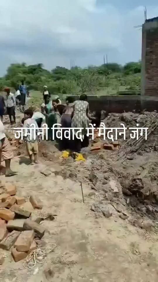 रायबरेली- जमीनी विवाद में महिलाओं के बीच जमकर हुई मारपीट।
-- दो पक्षों की महिलाओं के बीच चले लात-घूंसे।
-- मारपीट करने का वीडियो सोशल मीडिया पर हुआ वायरल।
-- वायरल वीडियो के आधार पर पुलिस जांच में जुटी।
-- लालगंज थाने के भीरा गोविंदपुर गांव का मामला।