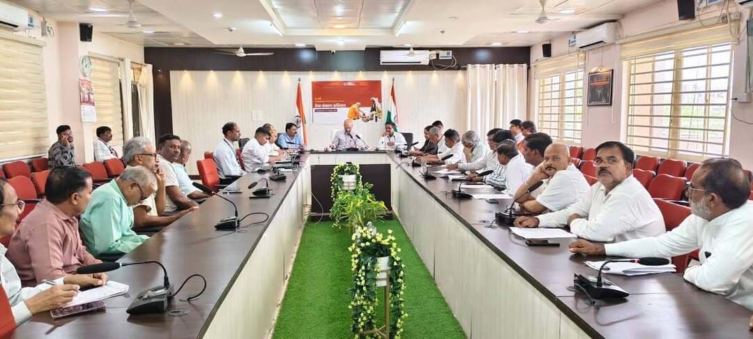 सेवा संकल्प अभियान को सफल बनाने सामाजिक संस्थाओं के प्रतिनिधियों के साथ बैठक आयोजित
--
कलेक्टर श्री साकेत मालवीय की अध्यक्षता में मंगलवार को कलेक्ट्रेट सभाकक्ष में सेवा संकल्प अभियान के संबंध में सामाजिक संस्थाओं के प्रतिनिधियों के साथ बैठक आयोजित की गई। बैठक में अभियान के उद्देश्यों, गतिविधियों तथा जिले में अभियान को प्रभावी एवं सफल बनाने के संबंध में विस्तार से चर्चा की गई।
बैठक में कलेक्टर श्री साकेत मालवीय ने कहा कि आगामी 17 सितंबर 2026 से 17 अक्टूबर 2026 तक सेवा संकल्प अभियान संचालित किया जाएगा। अभियान के अंतर्गत उन्होंने सामाजिक संस्थाओं से आह्वान किया कि वे प्रशासन के साथ समन्वय स्थापित कर अभियान में सक्रिय सहभागिता निभाएं तथा जरूरतमंद एवं पात्र हितग्राहियों को योजनाओं का लाभ दिलाने में सहयोग करें। उन्होंने संस्थाओं के प्रतिनिधियों से सुझाव प्राप्त करते हुए कहा कि सेवा कार्यों को अधिक प्रभावी बनाने के लिए आपसी समन्वय, सहयोग और सहभागिता के साथ कार्य किये जाएं।
बैठक में अभियान के अंतर्गत किए जाने वाले सेवा कार्यों, जनजागरूकता गतिविधियों तथा सामाजिक संस्थाओं के प्रतिनिधियों ने भी अभियान को सफल बनाने के लिए अपने सुझाव प्रस्तुत किए और प्रशासन के साथ मिलकर कार्य करने की सहमति व्यक्त की।
इस अवसर पर मुख्य कार्यपालन अधिकारी जिला पंचायत श्री राजेश जैन ,अपर कलेक्टर श्री डी एन सिंह, संयुक्त कलेक्टर श्री आर.बी.सिण्डोस्कर,श्री विकास कुमार आनंद सहित सामाजिक संस्थाओं के प्रतिनिधि उपस्थित थे।
#AshokNagar
#ashoknagar
