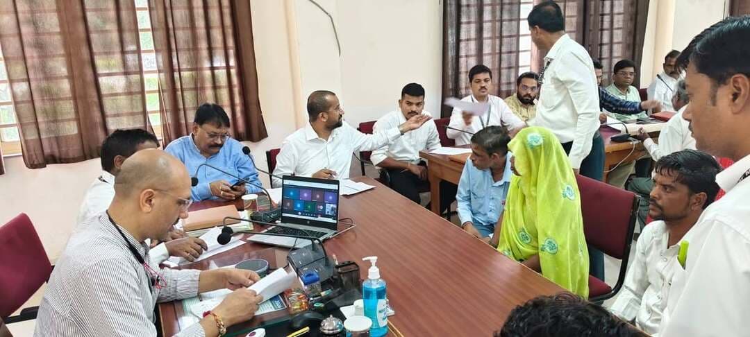 जनसुनवाई में कलेक्टर ने 192 आवेदकों की सुनीं समस्याएं
अधिकारियों को दिए निराकरण के निर्देश
--
जनसुनवाई में कलेक्टर श्री साकेत मालवीय ने आमजन की समस्याओं एवं शिकायतों को गंभीरता से सुना एवं समस्याओं के हर संभव निराकरण के निर्देश मौके पर उपस्थित अधिकारियों को दिए गए। कलेक्ट्रेट में आयोजित जनसुनवाई में जिले के विभिन्न क्षेत्रों से आए 192 आवेदकों ने आवेदन दिए।
जनसुनवाई में रामनगर निवासी राज रामपाल द्वारा आम रास्ते खुलवाये जाने, ग्राम उमरी निवासी भागीरथ अहिरवार द्वारा पट्टा अमल कराए जाने, मुंगावली निवासी गुड्डी बाई द्वारा अवैध रूप से कब्जा हटवाए जाने, ग्राम शाहबाजपुर निवासी हककैया बंजारा द्वारा आर्थिक सहायता राशि दिलाये जाने, अशोकनगर निवासी राजाराम अहिरवार द्वारा गैस कनेक्शन दिलाए जाने, सलामतपुर निवासी बबलू खटीक द्वारा प्रधानमंत्री किसान सम्मान निधि दिलाये, वार्ड क्रमांक 14 बब्लू कोरी द्वारा आवासीय पट्टा दिलाए जाने, मुंगावली निवासी रामप्यारी कोरी द्वारा प्रधानमंत्री आवास स्वीकृत कराये जाने, तरावली निवासी कस्तूरी बाई द्वारा वृद्धावस्था स्वीकृत कराये जाने, तरावली निवासी नीलम रघुवंशी द्वारा केसीसी दिलाए जाने, सेमरी निवासी तोरण चिढार द्वारा घर गिरने पर मुआवजा दिलाये जाने,बरखेड़ा नई निवासी हरिशंकर ओझा द्वारा प्रधानमंत्री की आवास के लिए भूमि दिलाए जाने, नईसराय निवासी हेमराज जाटव द्वारा शौचालय की राशि दिलाए जाने, कचनार निवासी प्रभुलाल लोधी द्वारा पीएम विश्वकर्म योजना का लाभ दिलाए जाने, अशोकनगर निवासी अरविंद जोशी द्वारा विद्युत मीटर चेक करवाए जाने सहित अन्य आवेदन प्राप्त हुए। कलेक्टर द्वारा प्राप्त आवेदनों का संबंधित अधिकारियों द्वारा निराकरण किये जाने के निर्देश दिए है।
जनसुनवाई में मुख्य कार्यपालन अधिकारी जिला पंचायत श्री राजेश जैन, अपर कलेक्टर श्री डी.एन.सिंह,संयुक्त कलेक्टर श्री विकास कुमार आनंद सहित जिला अधिकारी उपस्थित रहे। साथ ही अनुविभागीय अधिकारी राजस्व, तहसीलदार, जनपद पंचायत सीईओ एवं सीएमओ ने गूगल मीट से जुडकर भाग लिया।
#ashoknagar
