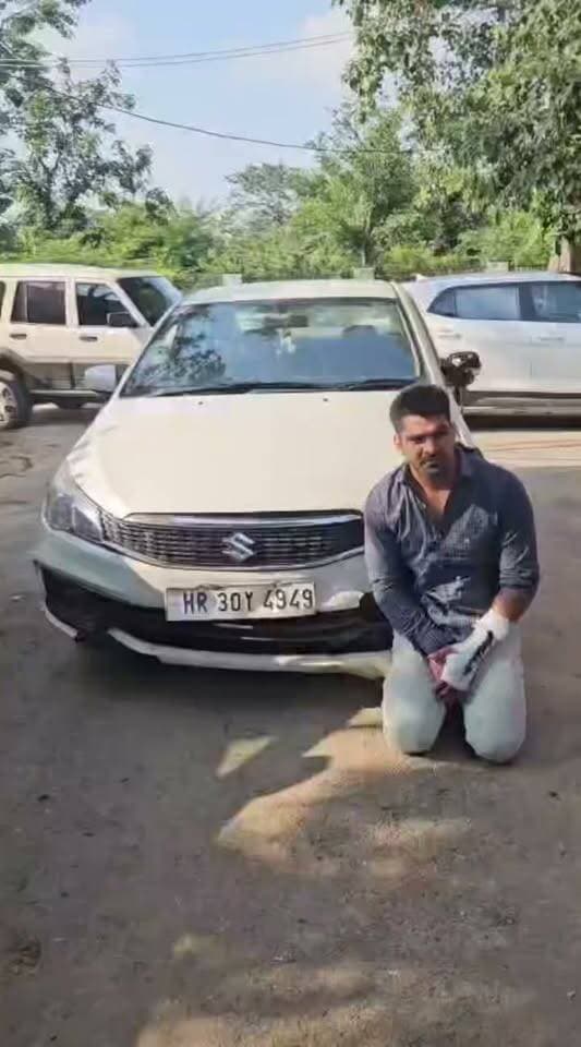 महिला बाइकर/राइडर को टक्कर मारने के मामले में आरोपी गिरफ्तार
सीसीटीवी विश्लेषण के आधार पर हत्या के प्रयास की धारा जोड़ी गई।
अभियोग में जोड़ी गई धारा 109 BNS ।
गुरुग्राम, गौरव गर्ग, 15 सितंबर । 14 सितंबर को सुबह एक महिला बाइक राइडर ने अपने सोशल मीडिया प्लेटफॉर्म पर एक वीडियो साझा की जिसमें दर्शाया गया था कि दिनांक 13 सितंबर को सुबह गोल्फ कोर्स रोड पर महिला बाइक राइडर को कार से टक्कर मारी गई थी। महिला बाइकर को टक्कर मारने का वीडियो गुरुग्राम पुलिस के संज्ञान में आने पर पीड़िता से संपर्क करने के प्रयास किए गए। महिला द्वारा कोई भी शिकायत प्राप्त न होने पर गुरुग्राम पुलिस ने घटना का स्वतः संज्ञान लेते हुए तुरंत ही संबंधित धाराओं के तहत थाना सैक्टर-56 में अभियोग पंजीकृत किया।
आरोपी कार चालक मीडिया को मामले के संबंध में साक्षात्कार देकर पुलिस से बचने के लिए अपना मोबाइल फोन बंद करके फ़रार हो गया। आरोपी की गिरफ्तारी के लिए 3 टीम गठित की गई।
उपरोक्त अभियोग अंकित करके मामले की गहन जांच करने के बाद सीसीटीवी विश्लेषण के आधार पर अभियोग में हत्या के प्रयास की धारा 109 BNS ईजाद (जोड़ी) की गई है। अनुसंधान के दौरान पीड़िता के कथन अंकित किए गए तथा इसके आधार पर धारा 78,79 BNS की वृद्धि की गई है।
अपराध शाखा सोहना, गुरुग्राम की पुलिस टीम ने कार्यवाही करते हुए उपरोक्त अभियोग में आरोपी को 15 सितंबर को दौसा-राजगढ़ के बीच ,राजस्थान से गिरफ्तार किया। आरोपी की पहचान कल्याण बैंसला (उम्र-33 वर्ष) निवासी चांदहट,पलवल, हरियाणा के रूप में हुई है।
आरोपी को काबू करने के बाद आरोपी द्वारा पेशाब करने के बहाने पुलिस से भागने की कोशिश की गई जिसमें आरोपी को गिरने से कुछ चोटें आई है जिसका अस्पताल में प्राथमिक उपचार करवाया गया है।
आरोपी के कब्जा से घटना में प्रयुक्त की गई 1 कार बरामद की गई है जो आरोपी के दोस्त के नाम है।
अभियोग में नियमानुसार आगामी कार्यवाही की जाएगी। अभियोग अनुसंधानाधीन है।