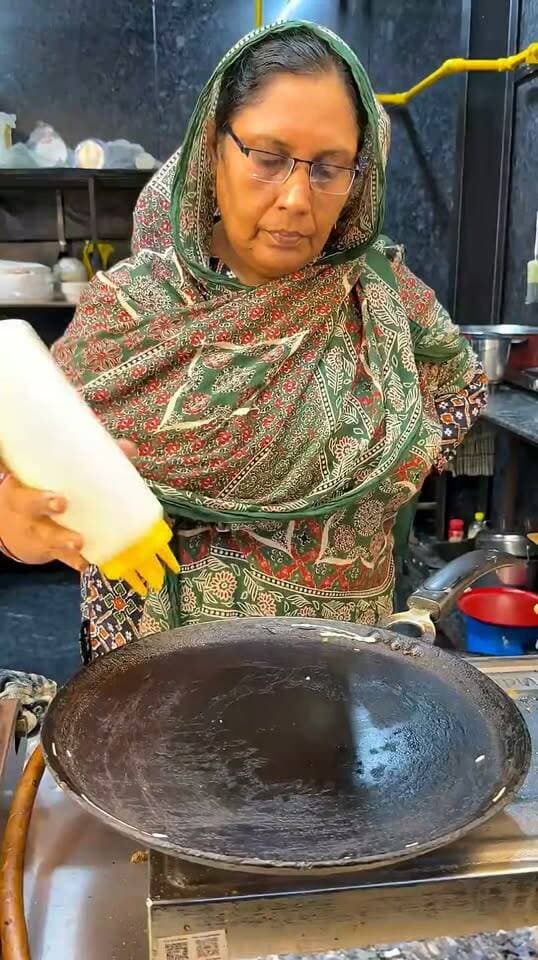 Muslim Tamil Lady Making Crispy Jhalar Dosa 😍🔥 | Traditional South Indian Street Food
#JhalarDosa #Dosa #TamilFood #SouthIndianFood #StreetFood #IndianStreetFood #DosaLover #Foodie #FoodShorts #StreetFoodIndia