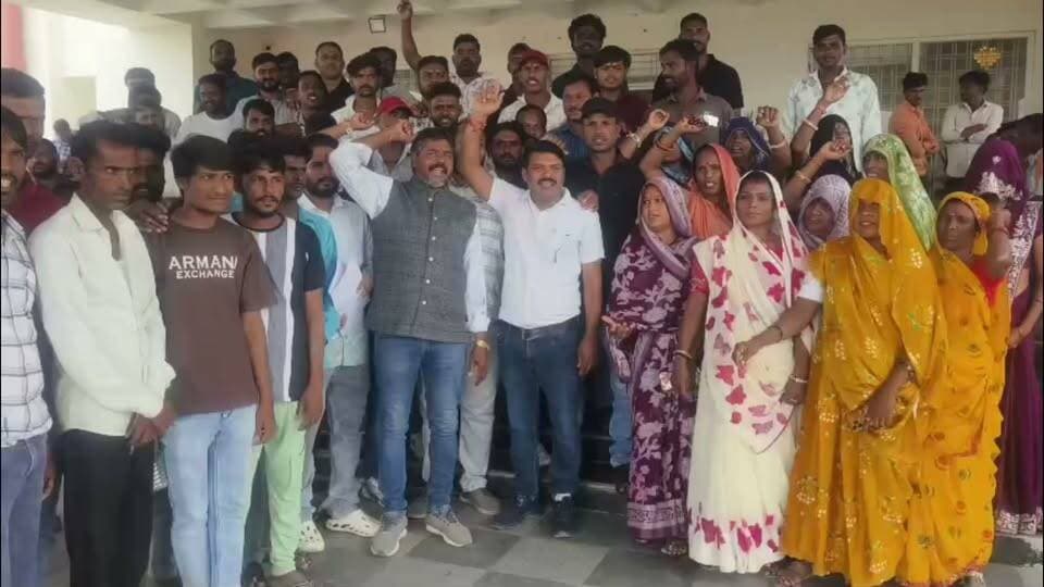 मछली ठेकेदार की कथित दबंगई से परेशान व्यापारियों ने उठाई आवाज!
मछली व्यापारी रवि बॉथम पर कथित तौर पर गुंडागर्दी और परेशान करने के आरोप लगाते हुए मछली व्यापारियों ने कलेक्टर के नाम ज्ञापन सौंपा। व्यापारियों ने मामले में उचित कार्रवाई और सुरक्षा की मांग की।
📍 व्यापारियों ने प्रशासन से लगाई न्याय की गुहार।
#मछलीव्यापारी #ज्ञापन #कलेक्टर #गरोठ #प्रशासन #मध्यप्रदेश #BreakingNews