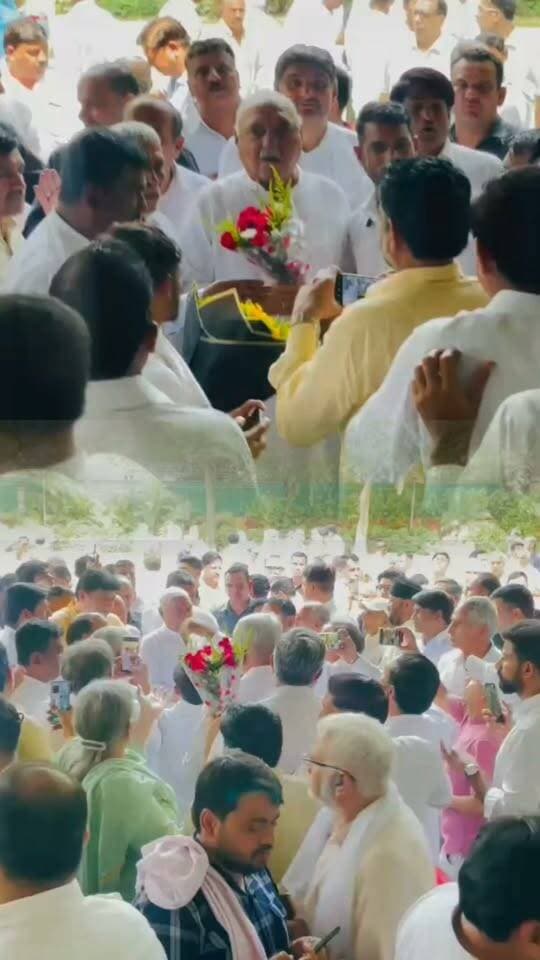 पूर्व मुख्यमंत्री भूपेंद्र सिंह हुड्डा का जन्मदिन, दिल्ली में बधाई देने पहुंचे कई नेता, आज पूर्व मुख्यमंत्री चौधरी भूपेंद्र सिंह हुड्डा का जन्मदिन है। इस खास मौके पर दिल्ली में उनसे मिलने और जन्मदिन की शुभकामनाएं देने के लिए कई नेता एवं समर्थक पहुंचे।
हुड्डा ने मुलाकात की तस्वीरें अपने सोशल मीडिया अकाउंट पर साझा की हैं। तस्वीरों में नजर आ रहे नेताओं को लेकर भी सियासी चर्चाएं शुरू हो गई हैं।
📸 देखिए, जन्मदिन पर भूपेंद्र सिंह हुड्डा से मिलने दिल्ली कौन-कौन पहुंचा।
#BhupinderSinghHooda #BhupinderHooda #HaryanaPolitics #HaryanaCongress #Congress #HaryanaNews #Delhi #Birthday #PoliticalNews