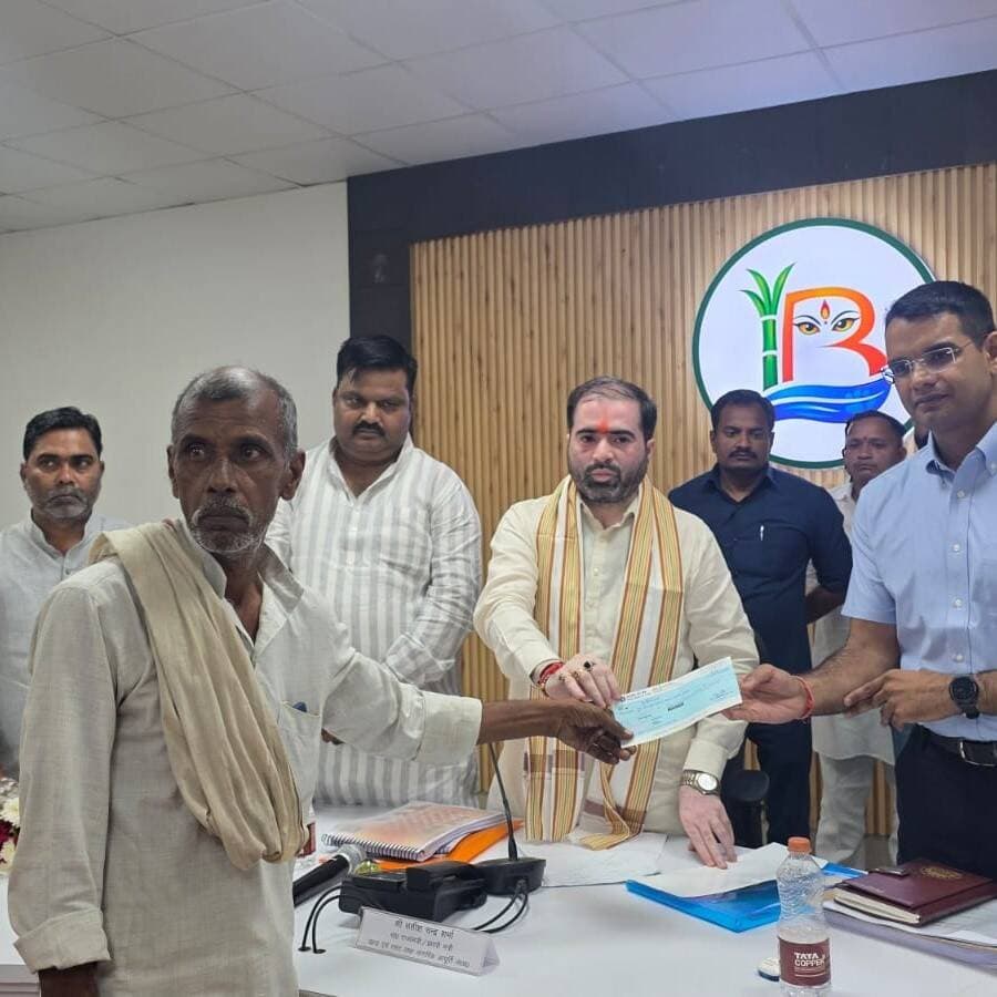 #Balrampur ! विकास कार्यों व कानून व्यवस्था की समीक्षा: प्रभारी मंत्री ने दिए रिंग रोड निर्माण में तेजी लाने के निर्देश, 'सेवा संकल्प अभियान' की रूपरेखा तय...
#बलरामपुर। प्रदेश के खाद्य एवं रसद तथा नागरिक आपूर्ति राज्यमंत्री व जिले के प्रभारी मंत्री सतीश चंद्र शर्मा ने मंगलवार को कलेक्ट्रेट सभागार में विकास कार्यों, कानून व्यवस्था तथा आगामी ‘सेवा संकल्प अभियान’ की तैयारियों की विस्तृत विभागवार समीक्षा की। उन्होंने रिंग रोड जैसी महत्वपूर्ण बुनियादी परियोजनाओं में तेजी लाने और पारदर्शी ढंग से तय समय सीमा में कार्य पूरा करने के कड़े निर्देश दिए।
प्रभारी मंत्री ने आगामी 17 सितंबर से 17 अक्टूबर तक चलने वाले ‘सेवा संकल्प अभियान’ के लिए अधिकारियों को ग्रामीण चौपालों व बहुउद्देशीय शिविरों के जरिए शत-प्रतिशत पात्रों तक लाभ पहुंचाने को कहा। उन्होंने निर्देश दिए कि राष्ट्रीय ग्रामीण आजीविका मिशन के तहत स्वयं सहायता समूहों के बैंक खाते खोलने, मुख्यमंत्री युवा उद्यमी विकास अभियान में लोन स्वीकृति तथा किसानों की फार्मर रजिस्ट्री में बैंक या प्रशासनिक स्तर पर कोई अनावश्यक देरी बर्दाश्त नहीं की जाएगी।
महिला व बाल कल्याण योजनाओं की समीक्षा करते हुए मंत्री ने बाल सेवा योजना से सभी पात्र बच्चों को तत्काल जोड़ने के निर्देश दिए। वहीं, कानून व्यवस्था पर चर्चा करते हुए जनशिकायतों का संवेदनशीलता व समयबद्धता के साथ निस्तारण करने की ताकीद की।
समीक्षा बैठक के दौरान प्रभारी मंत्री ने गैसड़ी क्षेत्र के ग्राम खदगौरा में वन्यजीव हमले से हुई पशु हानि के पीड़ित कन्हैयालाल को 46 हजार रुपये की आर्थिक सहायता राशि का चेक भी सौंपा।
इस अवसर पर उतरौला विधायक राम प्रताप वर्मा, जिलाधिकारी डॉ. विपिन कुमार जैन, पुलिस अधीक्षक मार्तंड प्रकाश सिंह, सीडीओ हिमांशु गुप्ता व भाजपा जिलाध्यक्ष रवि मिश्रा सहित अन्य जनप्रतिनिधि व अधिकारी मौजूद रहे।
#balrampur #dmbalrampur