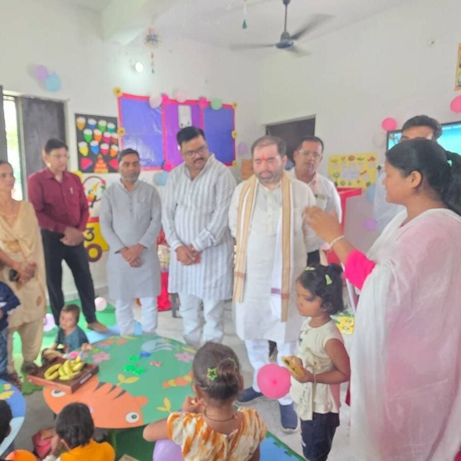 #Balrampur ! प्रभारी मंत्री सतीश चंद्र शर्मा ने धुसाह के पीएम श्री विद्यालय व आंगनबाड़ी का किया निरीक्षण, बच्चों से पढ़वाई किताब, कराई गोद भराई...
#बलरामपुर। उत्तर प्रदेश के खाद्य एवं रसद तथा नागरिक आपूर्ति राज्यमंत्री व जिले के प्रभारी मंत्री सतीश चंद्र शर्मा ने मंगलवार को पीएम श्री कम्पोजिट विद्यालय धुसाह एवं परिसर में संचालित आंगनबाड़ी केंद्र का औचक निरीक्षण किया। इस दौरान उन्होंने कक्षाओं में जाकर बच्चों का शैक्षिक स्तर परखा और आंगनबाड़ी केंद्र में गोद भराई व अन्नप्राशन संस्कार संपन्न कराया।
निरीक्षण के दौरान प्रभारी मंत्री ने सीधे कक्षाओं में पहुंचकर कक्षा 1, 2 और 5 के छात्र-छात्राओं से संवाद किया। उन्होंने बच्चों से पाठ्यपुस्तकें पढ़वाकर उनके पठन कौशल को जांचा और सामान्य ज्ञान के प्रश्न पूछकर बौद्धिक स्तर की जानकारी ली। बच्चों द्वारा सटीक उत्तर दिए जाने पर मंत्री ने उनका उत्साहवर्धन करते हुए कहा कि सभी बच्चे नियमित विद्यालय आएं, मन लगाकर पढ़ाई करें और शारीरिक व मानसिक विकास के लिए प्रतिदिन कम से कम एक घंटा खेल कूद में अवश्य लगाएं।
उन्होंने अध्यापकों को सख्त निर्देश दिए कि बुनियादी शिक्षा को मजबूत बनाते हुए पठन-पाठन का बेहतर माहौल तैयार करें। इसके बाद उन्होंने विद्यालय में मध्याह्न भोजन (एमडीएम) की गुणवत्ता का जायजा लिया।
आंगनबाड़ी केंद्र के निरीक्षण के दौरान प्रभारी मंत्री ने गर्भवती महिला की गोद भराई की और मासूम को खीर खिलाकर अन्नप्राशन कराया। उन्होंने पोषण सेवाओं की समीक्षा करते हुए महिलाओं व बच्चों के बेहतर स्वास्थ्य पर विशेष ध्यान देने के निर्देश दिए।
इस अवसर पर उतरौला विधायक राम प्रताप वर्मा, भाजपा जिलाध्यक्ष रवि मिश्रा, मुख्य विकास अधिकारी हिमांशु गुप्ता, जिला बेसिक शिक्षा अधिकारी विकास श्रीवास्तव सहित अन्य अधिकारी व शिक्षक मौजूद रहे।
#balrampur #dmbalrampur
