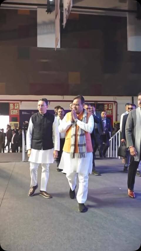 राजस्थान में विकास सिर्फ एक क्षेत्र में नहीं, हर क्षेत्र में हो रहा है! 👇
रिफाइनरी से रोजगार, सोलर से ऊर्जा, सड़कों से कनेक्टिविटी, रामजल सेतु से 17 जिलों में जल सुरक्षा, 21 करोड़ पौधों से हरित राजस्थान और 200+ ई-बसों से आधुनिक परिवहन।
4.80 लाख आवास, 45 लाख मरीजों को कैशलेस इलाज, पालनहार से 6 लाख बच्चों की मदद और 1.80 लाख युवाओं को नियुक्ति पत्र।
मुख्यमंत्री श्री भजनलाल शर्मा जी के नेतृत्व में जन-जन के उत्थान से चमक रहा अपना राजस्थान ✨
#ViksitRajasthan #BhajanlalSharma #RajasthanVikas #JanJanKaUtthan #RajasthanRefinery RenewableEnergy RamjalSetu GreenRajasthan PMEBus PMAwasYojana PalanharYojana RajasthanRozgar GoodGovernance