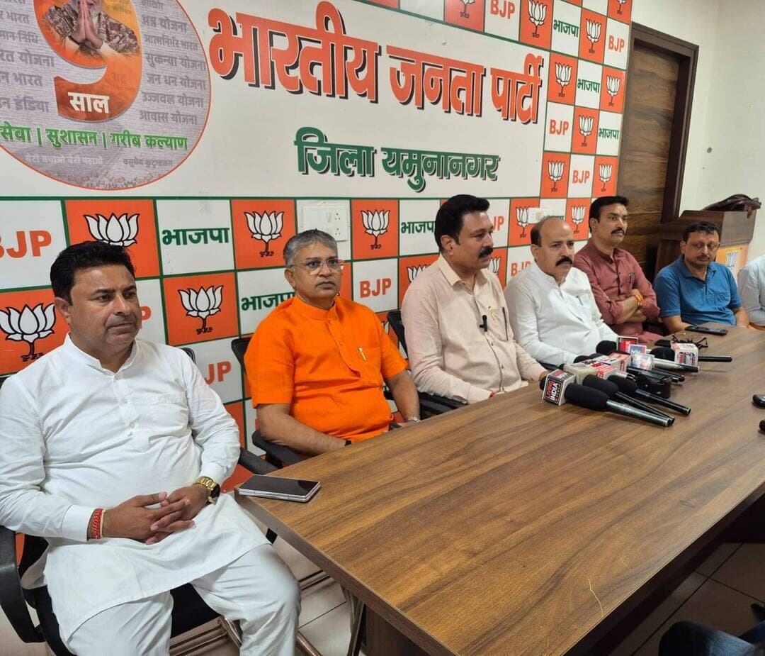 17 सितंबर को हर घर जलाएं आशीर्वाद का दीया,मोदी जी की लंबी उम्र की करें प्रार्थना: भाजपा प्रदेश मुख्य प्रवक्ता डाक्टर संजय शर्मा
मोदी जी के 25 वर्ष के सार्वजनिक जीवन को समर्पित होगा एक माह का सेवा अभियान : डाक्टर संजय शर्मा
हरियाणा को 30 दिन में मोतियाबिंद से मुक्त हरियाणा बनाने का संकल्प: डाक्टर संजय शर्मा
सेवा संकल्प अभियान, सेवा के माध्यम से समाज में सकारात्मक बदलाव का संकल्प : भाजपा जिला अध्यक्ष राजेश सपरा
17 सितंबर से 17 अक्टूबर तक चलेगा सेवा संकल्प अभियान
भाजपा जिलाध्यक्ष राजेश सपरा ने जानकारी देते हुए बताया कि भाजपा जिला कार्यालय यमुना कमल में सेवा ही संकल्प अभियान के अंतर्गत आयोजित प्रेस वार्ता में भाजपा हरियाणा के मुख्य प्रवक्ता डाक्टर संजय शर्मा ने शिरकत की। भाजपा जिलाध्यक्ष राजेश सपरा ने बताया कि प्रधानमंत्री नरेन्द्र मोदी के कार्यकाल के लगातार 25 वर्ष पूरे होने पर सभी को बधाई एवं शुभकामनाएं देते हुए बताया कि भाजपा जिला यमुनानगर संगठन ने सभी कार्यक्रमों की तैयारियां पूरी कर ली है।भाजपा प्रदेश मुख्य प्रवक्ता डाक्टर संजय शर्मा ने आयोजित प्रेसवार्ता में कहा कि प्रधानमंत्री नरेंद्र मोदी के सार्वजनिक जीवन के 25 वर्ष पूर्ण होने के अवसर पर भारतीय जनता पार्टी द्वारा 17 सितंबर से 17 अक्टूबर तक ‘सेवा संकल्प अभियान’ चलाया जाएगा। एक माह तक चलने वाले इस सेवा संकल्प अभियान में हरियाणा प्रदेश सरकार और भाजपा आमजन के साथ समन्वय कर सामाजिक, धार्मिक एवं शैक्षणिक संस्थाओं की भागीदारी सुनिश्चित करेगी। सेवा संकल्प अभियान के तहत प्रदेशभर में सेवा, जनकल्याण और जरूरतमंद लोगों की सहायता से जुड़े विभिन्न कार्यक्रम आयोजित किए जाएंगे। प्रेस वार्ता में भाजपा जिलाध्यक्ष राजेश सपरा, प्रदेश सचिव मदन चौहान,जिला महामंत्री नरेन्द्र राणा, जिला मीडिया प्रभारी कपिल मनीष गर्ग, भाजपा नेता शशि दुरैजा, सोशल मीडिया प्रभारी विपिन साहनी, अशोक कुमार उपस्थित रहे
प्रेस वार्ता को संबोधित करते हुए भाजपा प्रदेश मुख्य प्रवक्ता डाक्टर संजय शर्मा ने आगे कहा कि प्रधानमंत्री नरेंद्र मोदी का जन्मदिन 17 सितंबर को होता है और भारतीय जनता पार्टी हर वर्ष इस दिन को ‘सेवा दिवस’ के रूप में मनाती रही है। इस वर्ष मोदी जी के जन सेवक के रूप में सार्वजनिक जीवन के 25 वर्ष पूर्ण होने के विशेष अवसर पर सेवा दिवस के कार्यक्रमों को केवल एक दिन तक सीमित न रखते हुए पूरे एक माह तक व्यापक स्तर पर आयोजित किया जाएगा। डाक्टर संजय शर्मा ने कहा कि प्रधानमंत्री नरेंद्र मोदी ने अपने सार्वजनिक जीवन में सेवा, समर्पण और राष्ट्रहित को सर्वोच्च प्राथमिकता दी है। भाजपा प्रदेश मुख्य प्रवक्ता डाक्टर संजय शर्मा ने कहा कि आज भारत विश्व की प्रमुख अर्थव्यवस्थाओं में अपनी मजबूत उपस्थिति दर्ज करा रहा है और 5 ट्रिलियन डॉलर के अर्थव्यवस्था बनने की और अग्रसर है। प्रधानमंत्री नरेंद्र मोदी के नेतृत्व में देश ने आत्मविश्वास के साथ आगे बढ़ते हुए विश्व मंच पर अपनी अलग पहचान बनाई है। भारत ने ‘वसुधैव कुटुम्बकम्’ की भावना को आगे बढ़ाते हुए विश्व शांति, सहयोग और मानव कल्याण का संदेश दिया है। उन्होंने कहा कि प्रधानमंत्री जी के नेतृत्व में केंद्र सरकार ने गरीब, वंचित, महिला, किसान, युवा और समाज के प्रत्येक वर्ग के कल्याण को प्राथमिकता दी है। 12 करोड़ परिवारों को उज्ज्वला योजना, 14 करोड़ परिवारों को नल से जल, करोड़ों परिवारों को इज्जत घर, 80 करोड़ लोगों को मुफ्त राशन तथा विभिन्न जनकल्याणकारी योजनाओं का लाभ मिला है। कोविड-19 महामारी जैसी चुनौतीपूर्ण परिस्थितियों में 200 करोड़ वेक्सिन से देशवासियों को व्यापक स्तर पर सुरक्षा प्रदान की। मुख्य प्रवक्ता डाक्टर संजय शर्मा ने कहा कि ‘सेवा संकल्प अभियान’ केवल कार्यक्रमों की श्रृंखला नहीं है, बल्कि समाज के प्रत्येक व्यक्ति को ‘सेवा ही संकल्प और सेवा ही योगदान’ की भावना से जोड़ने का प्रयास है। उन्होंने कहा कि सेवा कार्यों के माध्यम से प्रधानमंत्री श्री नरेंद्र मोदी जी के ‘विकसित भारत’ के संकल्प को जन-जन तक पहुंचाने के साथ-साथ समाज के जरूरतमंद वर्गों के जीवन में वास्तविक और सकारात्मक बदलाव लाने का प्रयास किया जाएगा।
डाक्टर संजय शर्मा ने बताया कि एक माह तक चलने वाले इस व्यापक अभियान के दौरान विभिन्न स्तरों पर लगभग एक दर्जन से अधिक विशेष अभियान चलाए जाएंगे। आशीर्वाद का दीया अभियान के तहत 17 सितंबर को शाम 7 बजे प्रधानमंत्री नरेंद्र मोदी जी के लिए प्रदेशभर की प्रत्येक विधानसभा में घर-घर दीप जलाए जाएंगे। इस अभियान का उद्देश्य प्रधानमंत्री मोदी को आशीर्वाद देना तथा उनकी दीर्घायु और स्वस्थ जीवन के लिए प्रार्थना करना है। मेरे सपनों का भारत अभियान के तहत प्रदेशभर के स्कूलों में बच्चों के लिए ड्राइंग प्रतियोगिताएं आयोजित की जाएंगी। इन प्रतियोगिताओं के माध्यम से प्रधानमंत्री नरेंद्र मोदी के 12 वर्षों के कार्यकाल की उपलब्धियों और विकास कार्यों को बच्चों की कल्पनाओं और रचनात्मकता के माध्यम से प्रस्तुत किया जाएगा। सेवा की कहानी अभियान के तहत नुक्कड़ नाटकों के माध्यम से प्रधानमंत्री नरेंद्र मोदी जी के सेवा कार्यों और जनकल्याणकारी योजनाओं को जन-जन तक पहुंचाया जाएगा। सेवा ज्योति कलश यात्रा विकसित भारत का संकल्प का मुख्य उददेश्य विभिन्न गांवों और क्षेत्रों में सेवा यात्रा का आयोजन करना और 'विकसित भारत 2047' के निर्माण के लिए जन-जन को एकजुट करना है। आंगन मिलन उत्सव के तहत प्रदेश की 19365 आंगनवाड़ी केन्द्रों पर आंगनवाड़ी कार्यकर्ताओं और आशा दीदियों का सार्वजनिक अभिनंदन किया जाएगा। कहानी बदलाव की अभियान के तहत प्रधानमंत्री नरेंद्र मोदी जी के नेतृत्व में पिछले 12 वर्षों में लोगों के जीवन में आए सकारात्मक बदलावों की कहानियां प्रदेश के प्रत्येक शक्तिकेंद्र तक पहुंचाई जाएंगी। विकसित भारत संकल्प यात्रा अभियान के तहत पिछले 12 वर्षों में हुए प्रमुख विकास कार्यों और उनके प्रभाव को सोशल मीडिया इन्फ्लुएंसर्स के माध्यम से जन-जन तक पहुंचाया जाएगा। दिल्ली-मुंबई-बड़ौदा एक्सप्रेसवे और दिल्ली-देहरादून एक्सप्रेसवे जैसी परियोजनाओं की जानकारी भी लोगों तक पहुंचाई जाएगी। डाक्टर संजय शर्मा ने कहा कि प्रधानमंत्री नरेंद्र मोदी जी के नेतृत्व में देश और हरियाणा में हुए विकास कार्यों तथा जनकल्याणकारी योजनाओं को अभियान के माध्यम से लोगों तक पहुंचाया जाएगा।कार्यकर्ताओं और आमजन से आह्वान किया कि सेवा ज्योति कलश यात्रा विकसित भारत का संकल्प का मुख्य उददेश्य विभिन्न गांवों और क्षेत्रों में सेवा यात्रा का आयोजन करना और 'विकसित भारत 2047' के निर्माण के लिए जन-जन को एकजुट करना है। सेवा मेरा योगदान अभियान के माध्यम से आम नागरिकों को समाज और राष्ट्र निर्माण में योगदान के लिए प्रेरित किया जाएगा। इस अभियान के तहत 25 प्रकार के सेवा कार्यों को प्राथमिकता दी जाएगी, जिनमें वृक्षारोपण, रक्तदान, स्वच्छता अभियान, जरूरतमंदों की सहायता और बच्चों को शिक्षा के लिए प्रोत्साहित करना प्रमुख हैं। उन्होंने कहा कि गंदगी और जलभराव वाले स्थानों को चिन्हित कर विशेष स्वच्छता महाभियान चलाया जाएगा और उनका कायाकल्प किया जाएगा। साथ ही, 30 दिवसीय सेवा संकल्प अभियान के दौरान हरियाणा को मोतियाबिंद मुक्त बनाने का संकल्प लिया गया है। 17 सितंबर से 17 अक्टूबर के बीच जनभागीदारी के माध्यम से कोई एक सेवा कार्य करना है। 17 सितंबर से 17 अक्टूबर के दौरान प्रत्येक विधानसभा और ब्लॉक स्तर पर एक सप्ताह सेवा सेतु विशेष शिविर लगाए जाएंगे। इनके माध्यम से पात्र लोगों को केंद्र एवं राज्य सरकार की विभिन्न जनकल्याणकारी योजनाओं का लाभ दिलाने में सहायता की जाएगी। सेवा के रंग, राष्ट्र के संग के तहत सार्वजनिक स्थानों पर आकर्षक रंगोलियों के माध्यम से प्रधानमंत्री नरेंद्र मोदी जी की जनकल्याणकारी योजनाओं, राष्ट्रीय प्रतीकों और विकसित भारत के संदेश को प्रदर्शित किया जाएगा। विद्यार्थियों एवं युवाओं को सेवा, सामाजिक जिम्मेदारी और नवाचार से जोड़ते हुए स्थानीय समस्याओं के समाधान के लिए क्षेत्रीय स्तर पर विशेष सेवा फर्स्ट इनोवेशन चैलेंज आयोजित किए जाएंगे। ‘एक निर्धारित दिन देश के चार प्रमुख शहरों में भव्य ‘सुशासन सेवा संवाद’ का आयोजन किया जाएगा, जिसमें पंचायत से लेकर संसद तक के जनप्रतिनिधि शामिल होंगे। भाजपा प्रदेश सचिव मदन चौहान ने कहा कि ‘सेवा संकल्प अभियान’ को जनभागीदारी का अभियान बनाया जाएगा, जिसमें समाज के हर वर्ग की सहभागिता सुनिश्चित की जाएगी। उन्होंने आह्वान किया कि हर हरियाणावासी इस पुनीत अभियान का हिस्सा बने और अपने घर, गाँव एवं क्षेत्र में सेवा की ज्योति प्रज्वलित करें ।प्रदेश सचिव मदन चौहान ने कहा कि भारतीय जनता पार्टी की सरकार का मूल उद्देश्य ‘सेवा, सुशासन और विकास’ के माध्यम से प्रत्येक व्यक्ति के जीवन में सकारात्मक परिवर्तन लाना है। प्रधानमंत्री नरेंद्र मोदी और हरियाणा के मुख्यमंत्री नायब सिंह सैनी के नेतृत्व में देश एवं हरियाणा निरंतर विकास और जनकल्याण के पथ पर आगे बढ़ रहे हैं।आने वाले समय में भी सरकार का प्रयास रहेगा कि विकास का लाभ समाज के अंतिम व्यक्ति तक पहुंचे