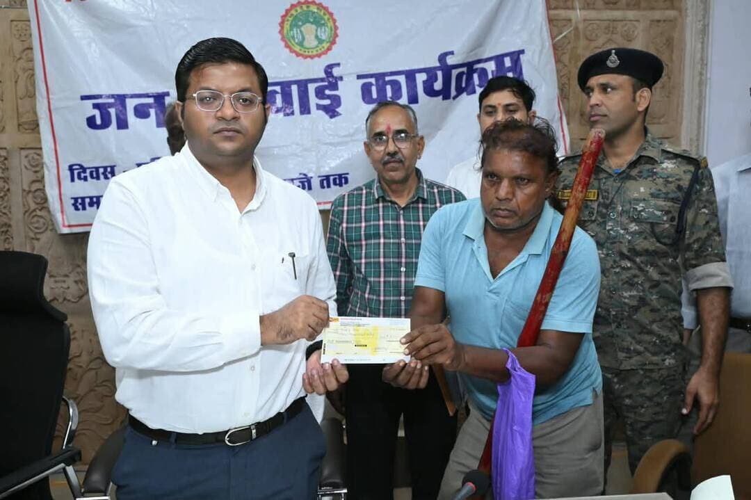 कलेक्टर श्री वर्मा ने जनसुनवाई में सुनीं आमजन की समस्याएं; दिव्यांग उम्मेद सेन को 10 हजार की आर्थिक सहायता और बुजुर्ग सूरज प्रकाश को दिए सहायक उपकरण
शिवपुरी- जिला मुख्यालय पर आयोजित साप्ताहिक जनसुनवाई में कलेक्टर एवं जिला मजिस्ट्रेट अर्पित वर्मा ने आमजन की समस्याओं को संवेदनशीलता के साथ सुना। उन्होंने कई आवेदनों का मौके पर ही निराकरण किया और शेष आवेदनों के समय-सीमा में निराकरण के निर्देश अधिकारियों को दिए।
जनसुनवाई में ग्राम लालगढ़ निवासी दिव्यांग उम्मेद सेन ने बीमारी के कारण काम करने में असमर्थ होने की बात बताते हुए आर्थिक सहायता की मांग की। उनकी स्थिति को देखते हुए कलेक्टर श्री वर्मा ने रेडक्रॉस से 10 हजार रुपये की सहायता स्वीकृत कर मौके पर ही चेक सौंपा।
इसी प्रकार पुराना बस स्टैंड निवासी बुजुर्ग सूरज प्रकाश गुप्ता को चलने-फिरने और सुनने में समस्या होने पर कलेक्टर के निर्देश पर सामाजिक न्याय विभाग द्वारा उन्हें हियरिंग एड, नी ब्रेस, एल.एस. बेल्ट और छड़ी प्रदान की गई।