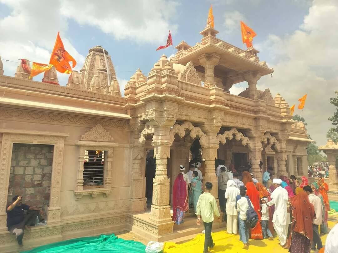 डाबड़ी के जूनाखेड़ा धाम में भरा वार्षिक मेला, हजारों श्रद्धालुओं ने लगाई धोक
ओसियां। क्षेत्र के डाबड़ी गांव स्थित जूनाखेड़ा धाम हनुमान मंदिर में मंगलवार को वार्षिक मेले का आयोजन हुआ। मेले में डाबड़ी सहित आसपास के दर्जनों गांवों और जिलेभर से हजारों श्रद्धालु पहुंचे। सुबह से ही मंदिर परिसर में श्रद्धालुओं के पहुंचने का सिलसिला शुरू हो गया, जो दोपहर बाद तक जारी रहा।
श्रद्धालुओं ने हनुमानजी के दर्शन कर धोक लगाई और मंदिर की परिक्रमा की। महिलाओं और पुरुषों ने नए परिधानों में सज-धजकर बाबा के दरबार में पहुंचकर सुख-समृद्धि की कामना की। निज मंदिर के आगे बने हवन कुंड में श्रद्धालुओं ने गाय के शुद्ध घी व नारियल की आहुतियां दीं। पूरे दिन धाम परिसर ‘जय बजरंग बली’ के जयकारों से गूंजता रहा।
मेला कमेटी ने संभाली व्यवस्थाएं
मेला कमेटी अध्यक्ष नारायणराम विश्नोई ने बताया कि मेले को लेकर कमेटी की ओर से श्रद्धालुओं की सुविधा के लिए आवश्यक व्यवस्थाएं की गई थीं। आयोजन को सफल बनाने में मुल्तानाराम भादू, पूर्व सरपंच हरचन्दराम, पूनमचन्द, निम्बाराम लोल, मनिराम बांगड़वा, जयप्रकाश, जगदीश जाणी, भागीरथ, मोमराज, अनिल विश्नोई सहित कई गणमान्य लोगों ने सहयोग किया। कमेटी ने सभी सहयोगियों और श्रद्धालुओं का आभार जताया।
