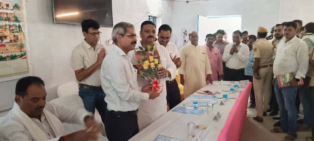 घोषैठ में लगा सहयोग शिविर, आयुक्त से लेकर BDO तक पहुंचे ग्रामीणों के बीच; 15 आवेदनों का हुआ ऑन-द-स्पॉट निष्पादन
लखीसराय जिले के सूर्यगढ़ा प्रखंड अंतर्गत घोषैठ ग्राम पंचायत के उच्च विद्यालय घोषैठ परिसर में मंगलवार, 15 सितंबर को सहयोग शिविर का आयोजन किया गया। शिविर में मुंगेर प्रमंडल के आयुक्त प्रेम सिंह मीणा, सूर्यगढ़ा विधानसभा क्षेत्र के विधायक रामानंद मंडल, उप विकास आयुक्त, अनुमंडल पदाधिकारी, जिला शिक्षा पदाधिकारी, जिला कल्याण पदाधिकारी, वरीय उपसमाहर्ता प्राची कुमारी सहित जिला एवं प्रखंड स्तरीय पदाधिकारी मौजूद रहे। सूर्यगढ़ा के प्रखंड विकास पदाधिकारी मंजुल मनोहर मधुप भी शिविर में उपस्थित रहे।
कार्यक्रम के दौरान अधिकारियों ने विभिन्न विभागों द्वारा लगाए गए स्टॉल का निरीक्षण किया तथा शिविर में पहुंचे ग्रामीणों की समस्याओं और आवेदनों की जानकारी ली। आयुक्त प्रेम सिंह मीणा ने अधिकारियों को निर्देश दिया कि शिविर में प्राप्त आवेदनों को संबंधित पंजी में दर्ज करते हुए सक्षम पदाधिकारी से उसका अभिप्रमाणन सुनिश्चित किया जाए, ताकि लोगों की समस्याओं का निर्धारित समय-सीमा में निष्पादन हो सके।
आम जनता को संबोधित करते हुए अधिकारियों ने सरकार की विभिन्न जनकल्याणकारी योजनाओं की जानकारी दी। ग्रामीणों से अपनी समस्याओं एवं आवश्यकताओं से संबंधित आवेदन शिविर में जमा करने की अपील की गई। विधायक रामानंद मंडल ने भी लोगों को संबोधित करते हुए सरकारी योजनाओं का लाभ लेने और अपनी समस्याओं को संबंधित अधिकारियों के समक्ष रखने की बात कही।
सहयोग शिविर में जन्म-मृत्यु प्रमाण पत्र, वंशावली, ग्रामीण आवास योजना, मनरेगा, स्वच्छता, राजस्व तथा श्रम विभाग से संबंधित आवेदन लिए गए। दस्तावेज के अनुसार विभिन्न विभागों से प्राप्त आवेदनों में कई मामलों का निष्पादन किया गया, जबकि कुछ आवेदन लंबित रहे।
इस दौरान लाभुकों के बीच जन्म-मृत्यु प्रमाण पत्र, ई-श्रम कार्ड, जॉब कार्ड, आयुष्मान कार्ड एवं वंशावली सहित विभिन्न प्रमाण पत्र एवं लाभ वितरित किए गए।
शिविर के समापन पर अधिकारियों ने आम नागरिकों की समस्याओं के प्रति संवेदनशील रहते हुए प्राप्त आवेदनों का समय पर निष्पादन सुनिश्चित करने का निर्देश दिया।
#लखीसराय #सूर्यगढा #सहयोगशिविर