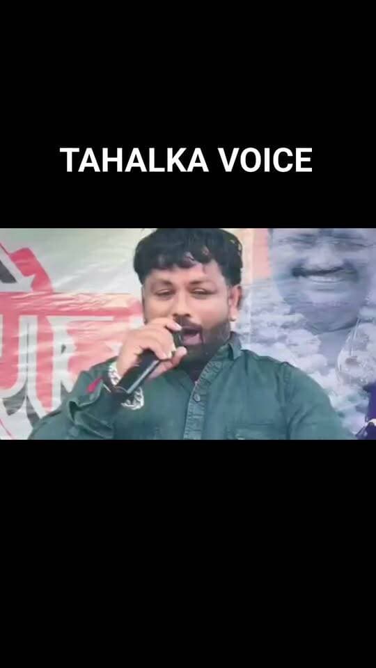 बंडा शराब कांड पर गाने का वीडियो वायरल, जिला पंचायत अध्यक्ष प्रतिनिधि गौरव पटेल की बर्थडे पार्टी में लगे ठहाके
मौत पर तमाशा बना आयोजन, राजनैतिक
दमोह। जिला पंचायत अध्यक्ष प्रतिनिधि गौरव पटेल की 12 सितंबर को पथरिया के सेमरा स्थित कक्कू ढाबा में हुई जन्मदिन पार्टी का वीडियो मंगलवार को सोशल मीडिया पर वायरल हुआ। वीडियो में गायक कलाकार बंडा शराब कांड को लेकर गाना गाते नजर आ रहा है, जिस पर पार्टी में मौजूद लोगों के ठहाके लगाने की बात सामने आई है। गाने में जहरीली शराब से हुई मौतों का जिक्र किया गया। वीडियो वायरल होने के बाद मामले की आलोचना शुरू हो गई। पार्टी में सांसद राहुल सिंह सहित भाजपा नेता मौजूद थे। गौरव पटेल ने कहा कि कलाकार ने शराब न पीने की अपील की थी। फिर भी किसी को बुरा लगा हो तो वे क्षमा चाहते हैं। गौरतलब है कि बंडा में जहरीली शराब से 30 से अधिक लोगों की मौत हुई है। जिसमें क्षेत्रीय विधायक व राज्यमंत्री लखन पटेल के न पहुंचने पर भी राजनैतिक चर्चाओं का माहौल गर्म नजर आया। कुछ लोगो ने इस आयोजन को जन्मदिवस पार्टी बनाम शक्ति प्रदर्शन भी बताया।