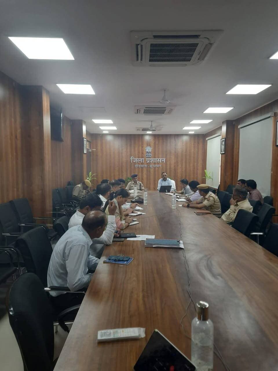*नार्को कोऑर्डिनेशन समिति की बैठक आयोजित*
*मादक पदार्थों के खिलाफ कारवाई के निर्देश*
डीडवाना-कुचामन 15 सितंबर।
जिले में मादक पदार्थों पर प्रभावी लगाम लगाने के उद्देश्य से मंगलवार को कलेक्ट्रेट सभागार में अतिरिक्त जिला कलक्टर रतन कुमार की अध्यक्षता में नार्को कोऑर्डिनेशन समिति बैठक का आयोजन किया गया।
बैठक में नार्कोटिक्स कंट्रोल ब्यूरो पुलिस विभाग, स्वास्थ्य विभाग, शिक्षा विभाग और अन्य संबंधित प्रवर्तन एजेंसियों के अधिकारी उपस्थित रहे।
बैठक में अतिरिक्त जिला कलक्टर ने मादक पदार्थों की तस्करी को रोकने के लिए सभी प्रवर्तन एजेंसियां द्वारा आपसी तालमेल के साथ सूचनाओं का आदान प्रदान करने, मादक पदार्थों के अवैध कारोबार, तस्करी और नेटवर्क में संलिप्त अपराधियों व ड्रग पेडलर्स के खिलाफ बिना किसी ढिलाई के कठोर कानूनी कार्रवाई करने तथा युवाओं को नशे की गिरफ्त से बचाने के लिए स्कूल, कॉलेजों और सामाजिक संस्थाओं के सहयोग से व्यापक स्तर पर जागरूकता अभियान के निर्देश दिए।
इस दौरान उन्होंने नशे के शिकार हो चुके लोगों को मुख्यधारा में वापस लाने के लिए उनके उचित पुनर्वास पर कार्य करने के भी निर्देश दिए।
इससे पूर्व अतिरिक्त पुलिस अधीक्षक हिमांशु शर्मा ने जिले में मादक पदार्थों की रोकथाम के लिए की जा रही विभिन्न कारवाई की जानकारी से अवगत कराया गया।
इस दौरान जिला शिक्षा अधिकारी अजीत सिंह, जिला समाज कल्याण अधिकारी रजनीश चौधरी सहित कॉलेज शिक्षा, वन विभाग एवं संबंधित विभागों के अधिकारी उपस्थित रहे।
------------------------------