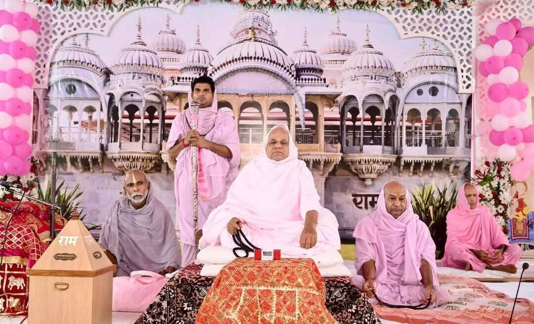 *संतों की संगति व भक्ति से होती आत्मानंद व परमसुख की प्राप्ति -आचार्य रामदयालजी महाराज*
*मां संसार में बच्चें की प्रथम गुरू, उससे मिले संस्कार करते जीवन का निर्माण- संत मनोरथराम*
*रामद्वारा में श्रीमद् भागवत ज्ञान सप्ताह का भव्य आयोजन जारी, ऋषि पंचमी पर गुरू गुणगान*
भीलवाड़ा :निलेश कांठेड़ ( वरिष्ठ पत्रकार ), 15 सितम्बर। ऋषि पंचमी का यही संदेश है कि संतों की संगति से विषमता से मुक्ति ओर समता के अमृत से आत्मानंद की प्राप्ति होती है। इस कलिकाल में भी संत ही है जो धर्म से जोड़ सकते है। संतो के चलने से ज्ञान,भक्ति, वैराग्य, धर्म व आत्मीयता की हवा चलती है तो अज्ञानता की प्रचण्ड गर्मी से झुलसने वाला व्यक्ति राहत पाकर आत्मीय सुख की अनुभूति करता है। संत से मिलने से बड़ा सुख इस संसार में कोई नहीं हो सकता। ये विचार अन्तरराष्ट्रीय रामस्नेही सम्प्रदाय शाहपुरा के पीठाघीश्वर जगतगुरू आचार्य स्वामी श्रीरामदयालजी महाराज ने माणिक्यनगर रामद्वारा में ‘‘विश्व शांति कल्याण’’ चातुर्मास के तहत आयोजित विराट श्रीमद् भागवत ज्ञान सप्ताह के तीसरे दिन मंगलवार को वाणीजी प्रवचन में व्यक्त किए। भागवत ज्ञान सप्ताह के तहत दूसरे दिन व्यास पीठ से संत मनोरथराम रामजी राम मचलाना ने विभिन्न प्रसंगों का वाचन किया।
आचार्य रामदयाल महाराज ने सभी को ऋषि पंचमी पर्व की बधाई देते हुए कहा कि ये ऋषि पूजन दिवस है। हमारे ब्रहमऋषि, देवऋषि सब ऋषि महाप्रभु स्वामी रामचरण महाराज ऐसे ऋषि है जिन्होंने नाम के अर्थ को अपनी साधना से भागीरथ बन ऐसा भागीरथी प्रवाहित की कि जिसने भी उसमें डूबकी लगाई आत्मशक्ति जागृत हुई, आत्मानंद की प्राप्ति एवं कल्पनातीत परम सुख की प्राप्ति करता है। सनातन धर्म के कुछ समाजों में इस अवसर पर रक्षासूत्र बांध इसे रक्षाबंधन का सम्मान दिया जाता है। उन्होंने कहा कि संत जहां प्रकट होते है वहां तीर्थधाम बन जाता है। स्वामी रामचरण महाराज के पावन चरण जिस धरा पर पड़े वह भीलवाड़ा धाम एवं शाहपुरा धाम तीर्थो के तीर्थ बन गए है यहां सारे तीर्थ समाहित है। सारे धामों के मध्य ये दोनों धाम है। आपके मन में गुरू के प्रति श्रद्धा व निष्ठा अडिग होगी तो उसकी कृपा प्राप्त होगी। स्वामी रामचरण महाराज ने प्रेरणा देकर कई संत व ब्रह्म ऋषि तैयार किए।
आचार्य रामदयाल महाराज ने कहा कि प्रधानमंत्री नरेन्द्र मोदी को राष्ट्र ऋषि बताते हुए कहा कि वह देश के सर्वोच्च सिंहासन पर होकर भी एक अद्भुत ऋषि की तरह हिमालय की तलहटी व केदारनाथ में साधना व तपस्या करते है ओर अपने लिए कुछ नहीं मांगते यहीं कामना करते है कि हमारा भारत विश्व में शांति का साम्राज्य स्थापित करे। इसी भावना से पूरे विश्व के प्रिय है। वह तपस्वी व साधक की तरह जीवन बीता राष्ट्र सेवा में लगे है। उन्होंने सनातन धर्म को आत्मसात किया एवं नाम साधना में अग्रणी रहे। हम भारत राष्ट्र कें र्स्वांगीण विकास की कामना करते है।
इससे पूर्व व्यास पीठ से श्रीमद् भागवत कथा का वाचन करते हुए संत मनोरथराम रामजी राम मचलाना ने धु्रव चरित्र आदि प्रसंगों की चर्चा करते हुए कहा कि मां की महिमा अपरम्पार होती है। मां से मिले संस्कार ही बच्चें में गुणों को संवारते है ओर व्यक्तिव निर्माण करते है। मां बच्चें की प्रथम गुरू होती है उससे संस्कार पाकर ही राष्ट्र को महाराणा प्रताप व वीर शिवाजी जैसे महान विभूतियां प्राप्त होती है। उन्होंने कहा कि मां बच्चों को नेकदिल संस्कारी इंसान बना सकती है ओर मन में बलिदान व सेवा के भाव जागृत कर सकती है। बच्चों को धर्म से जोड़ने वाली भी मां होती है।
संत मनरथराम ने कहा कि जीवन में सुख शांति के लिए समन्वयवादी सोच बहुत जरूरी है। एक दूसरे की भावनाओं का सम्मान करे ओर ये नहीं माने कि मात्र मैं ही सही हूं। हमारी पांच अंगुलियां एक समान नहीं हो सकती तो परिवार के सदस्यों की सोच भी एक जैसी नहीं हो सकती। समन्वयवादी सोच से ही परिवार, समाज व राष्ट्र प्रगति करता है। उन्होंने कहा कि शरीर काम करना बंद कर देता लेकिन मन संसार के सुखों से नहीं भरता। आत्मा का कल्याण चाहते है तो हर पल परमात्मा का स्मरण करते रहे। उन्होंने माता-पिता की सेवा की प्रेरणा देते हुए कहा कि आज अंग्रेजी शिक्षा का बढ़ता चलन बच्चों को संस्कारों से दूर कर रहा है। संस्कार तो परिवार व गुरू से ही मिलते है। हमारे मन में आदरभाव, आत्मीयता व संवेदना नहीं है तो कोई भी सम्बन्ध हमारा कल्याण नहीं कर सकता।
श्रीमद् भागवत के कथा के दौरान कई भजनों ने माहौल को भक्ति रस से सराबोर कर दिया। चातुर्मास आयोजन समिति के अनुसार 20 सितम्बर तक चलने वाले श्रीमद् भागवत ज्ञान सप्ताह में प्रतिदिन सुबह 8.30 से 10.30 बजे तक एवं दोपहर 2 से 4 बजे तक श्रीमद् भागवत कथा एवं सुबह 10.30 बजे से 11.30 बजे तक एवं शाम को 4 से 5 बजे तक श्रीवाणीजी का प्रवचन होगा। इस आयोजन में शामिल होने के लिए देश के विभिन्न क्षेत्रों से बड़ी संख्या में श्रद्धालु भीलवाड़ा पहुंचे है।
*रामद्वारा में गूंज रही भागवत की पवित्र वाणी*
श्रीमद् भागवत ज्ञान सप्ताह के तहत पुष्कर से आए विद्धान पंडितों द्वारा 108 भागवत का मूल पाठ रामद्वारा परिसर में किया जा रहा है। सुबह पाठ प्रारंभ करने से पूर्व इनका पूजन 108 यजमान परिवारों द्वारा किया गया। पूजा अर्चना के बाद विद्धानों ने भागवत का मूल पाठ किया तो पूरा वातावरण मंत्रों से पावन एवं पवित्र हो गया। जहां मूल भागवत पाठ चल रहा था उस पावन नजारे का बाहर से ही सैकड़ो श्रद्धालुओं ने दर्शन किया। दुनिया के कई देशों में रहने वाले श्रद्धालुओं की भावना के अनुरूप मूल भागवत के ऑनलाइन पूजन की भी व्यवस्था की गई है।
*मानव सेवा का मंदिर बना रामस्नेही चिकित्सालय*
आचार्य रामदयाल महाराज ने कहा कि स्वामी रामचरण महाराज की पावन कृपा एवं पुण्य प्रताप से भीलवाड़ा धाम में पहले चातुर्मास के दौरान ऋषि पंचमी पर मानव सेवा के मंदिर रामस्नेही चिकित्सालय की स्थापना हुई तो मात्र 30 मिनट में 35 लाख रूपए गुरू कृपा से सनातनी धर्मावलम्बी उनके अनुयाईयों ने एकत्रित कर लिए। चिकित्सालय प्रबंध समिति सहित पूरा चिकित्सालय स्टॉफ समर्पित भाव से मानव सेवा में जुटा हुआ है। यहां रोते हुए लोग आते है ओर सेवा प्राप्त कर हंसते हुए जाते है। अन्तरराष्ट्रीय रामस्नेही सम्प्रदाय शाहपुरा द्वारा मानव सेवा, गौवंश सेवा आदि के कई प्रकल्प संचालित किए जा रहे है। शाहपुरा धाम के द्वार पर प्रतिदिन सुबह राम कलेवा मिलता है तो कई जगह गौसेवा की जा रही है। रामस्नेही गुरूकुल संस्कार केन्द्र बना हुआ है।
