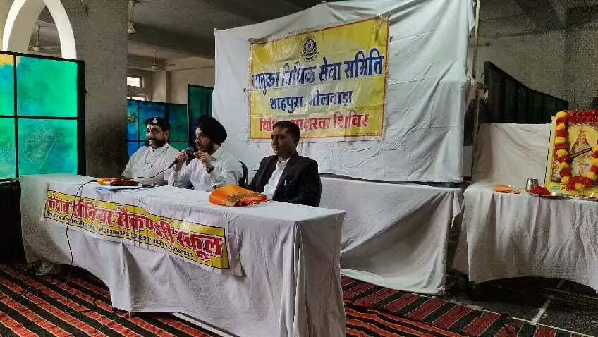 केशव सीनियर सेकेंडरी स्कूल में विद्यार्थी चेतना शिविर का हुआ आयोजन
शाहपुरा (भीलवाड़ा)-राजेन्द्र खटीक।
शाहपुरा- केशव विद्यालय के छात्रों ने जन जागरण को लेकर कार्यक्रम का आयोजन किया। जिसमें अतिथियों द्वारा दीप मंत्र के साथ दीप प्रज्वलित किया गया। उसके बाद सभी अतिथियों का तिलक लगाकर भगवा दुपट्टा से स्वागत अभिनंदन किया गया। तत्पश्चात केशव विद्या मंदिर के निदेशक व कार्यक्रम के अध्यक्षता कर रहे रामेश्वर लाल धाकड़ ने विद्यालय की प्रस्तावना को लेकर बताया कि कक्षा 12वीं तक विद्यालय तथा बीएसटीसी संचालित है ।अब तक 65 राष्ट्रीय खिलाड़ी व स्काउट गाइड के 19 राष्ट्रपति अवार्ड व 140 राज्यपाल से सम्मानित छात्रों की संख्या के साथ-साथ भीलवाड़ा जिले की शैक्षिक प्रतिभावान मेरिट के कई छात्रों का प्रस्तुतिकरण किया । उसके बाद विशिष्ट अतिथि एडवोकेट कमलेश मुंडेतिया ने सभी छात्रों को कोई भी अप्रिय घटना को लेकर चाइल्ड हेल्पलाइन 1098 की जानकारी दी गई। मुख्य अतिथि न्यायिक मजिस्ट्रेट मनजीत सिंह मोंगा साहब ने छोटे-छोटे बच्चों को अपहरण से बचाने, अपहरण करने वालों का गिरोह किस-किस तरीके से छोटे बच्चों को भ्रमित कर उठा कर ले जाते हैं इसकी जानकारी विस्तार से दी गई इसके साथ ही विधिक सहायता, मौलिक कर्तव्य व मौलिक अधिकारो की जानकारी दी गई। कार्यक्रम की अध्यक्षता निदेशक रामेश्वर लाल धाकड़ ने की तथा मुख्य अतिथि न्यायिक मजिस्ट्रेट मनजीत सिंह मोगा, विशिष्ट अतिथि एडवोकेट कमलेश मुंडेतिया, दशरथ रेगर, विनोद गुर्जर, भंवर लाल शर्मा ने की। अतिथियों का स्वागत व दीप मंत्र सत्यदेव धाकड़, शशिकला शर्मा ,रेखा व्यास, रंजना पोडरीक, मंजू दाधीच, विकास खटीक ने किया।कार्यक्रम का संचालन विद्यालय के प्रधानाचार्य रेखा वैष्णव ने किया।