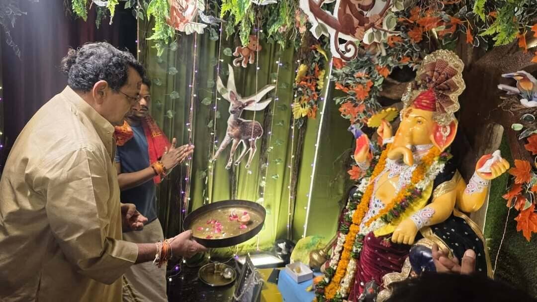संकट मोचन वार्ड में गणेश प्रतिमा का विधायक रत्नाकर मिश्रा ने किया पूजन
मिर्जापुर। नगर के संकट मोचन वार्ड में गणेश चतुर्थी के पावन अवसर पर संकट मोचन गणेश जन सेवा समिति द्वारा स्थापित भगवान श्री गणेश जी की प्रतिमा का नगर विधायक रत्नाकर मिश्रा ने दर्शन कर विधिवत आरती-पूजन किया।
इस दौरान विधायक ने विघ्नहर्ता भगवान श्री गणेश से समस्त नगरवासियों के सुख, समृद्धि, उत्तम स्वास्थ्य एवं मंगलमय जीवन की कामना की।
#मिर्जापुर #गणेशचतुर्थी #गणेशपूजन #संकटमोचन #गणेशजी #रत्नाकरमिश्रा #TodayMirzapurNews #MirzapurNews