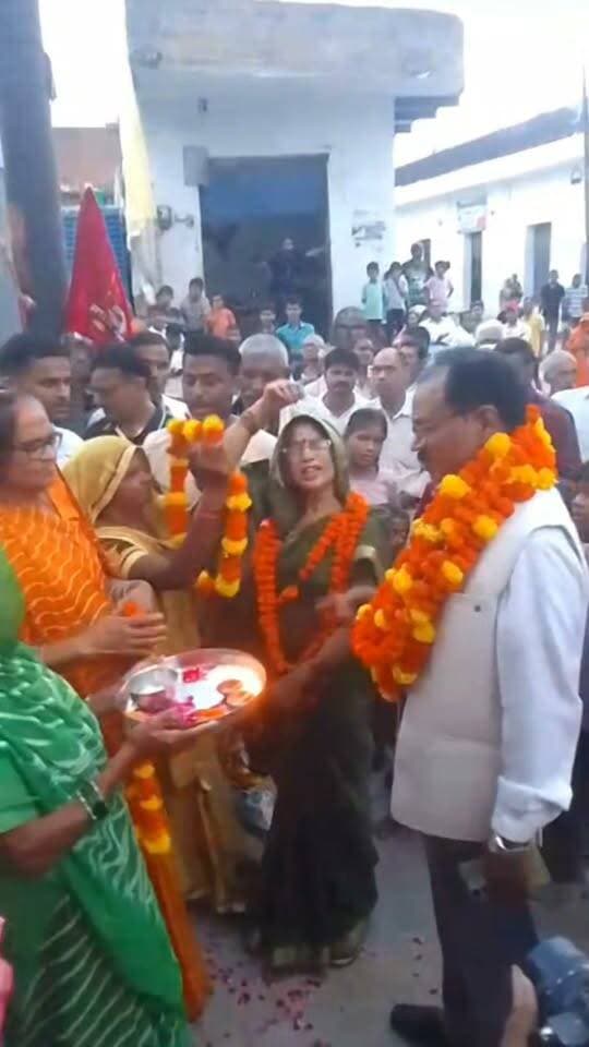 कोन ब्लॉक के मनौवा गांव में सेवानिवृत्त पुलिस इंस्पेक्टर का भव्य स्वागत, परिजनों व ग्रामीणों में हर्ष
कोन। ब्लॉक ग्राम सभा मनौवा में आज दिनांक 15/09/2026 को झांसी से सेवा निवृत्त होकर आए पुलिस इंस्पेक्टर आर.आई. श्री पन्नालाल मौर्य का उनके पैतृक आवास पर प्रथम आगमन हुआ। इस दौरान परिवार के सदस्यों और ग्रामीणों ने बड़े हर्षोल्लास के साथ उनका स्वागत किया। पूरे परिवार के चेहरे पर मुस्कान बनी रही।
#MirzapurNews #KonBlock #Manauwa #RetiredInspector #PannalalMaurya #TodayMirzapur