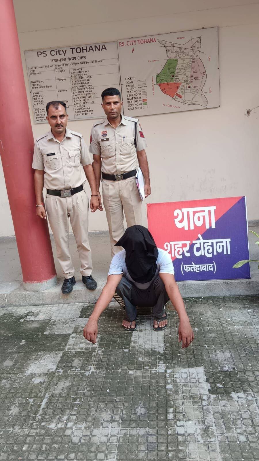 *थाना शहर टोहाना पुलिस की कार्रवाई, मोटरसाइकिल चोरी मामले में आरोप काबू*
*– जैन समाधि टोहाना की पार्किंग से चोरी हुई थी मोटरसाइकिल, पुलिस ने जांच को आगे बढ़ाते हुए आरोपी को किया काबू, मोटरसाईकिस भी बरामद*
टोहाना, 15 सितंबर। थाना शहर टोहाना पुलिस ने मोटरसाइकिल चोरी के मामले में कार्रवाई करते हुए आरोपी *सतबीर उर्फ घोलु पुत्र जगराज निवासी न्यु बस्ती रेलवे स्टेशन जाखल* को काबू किया है। आरोपी से चोरीसुदा मोटरसाईकिल भी बरामद की गई। आरोपी को माननीय न्यायलय में पेश किया जायेगा।
थाना शहर टोहाना प्रभारी निरीक्षक सन्दीप ने बताया कि वार्ड नंबर 05, प्रेम नगर टोहाना निवासी पारस पुत्र केवल जैन ने थाना शहर टोहाना में शिकायत दी थी कि वह 25 जुलाई 2026 की सुबह अपनी मोटरसाइकिल लेकर जैन समाधि टोहाना गया था। उसने मोटरसाइकिल पार्किंग में खड़ी की और बाहर चला गया।
शिकायतकर्ता के अनुसार दोपहर करीब 2:45 बजे जब वह वापस पहुंचा तो मोटरसाइकिल वहां नहीं मिली। अपने स्तर पर काफी तलाश करने के बावजूद कोई सुराग नहीं मिलने पर उसने पुलिस को शिकायत दी।
शिकायत के आधार पर थाना शहर टोहाना में मुकदमा नम्बर 221 दिनांक 31.07.2026 धारा 305 बीएनएस के तहत मामला दर्ज कर जांच शुरू की गई। पुलिस टीम ने मामले की जांच को आगे बढ़ाते हुए आरोपी सतबीर को काबू कर लिया है। मामले की गहनता से जांच जारी है।