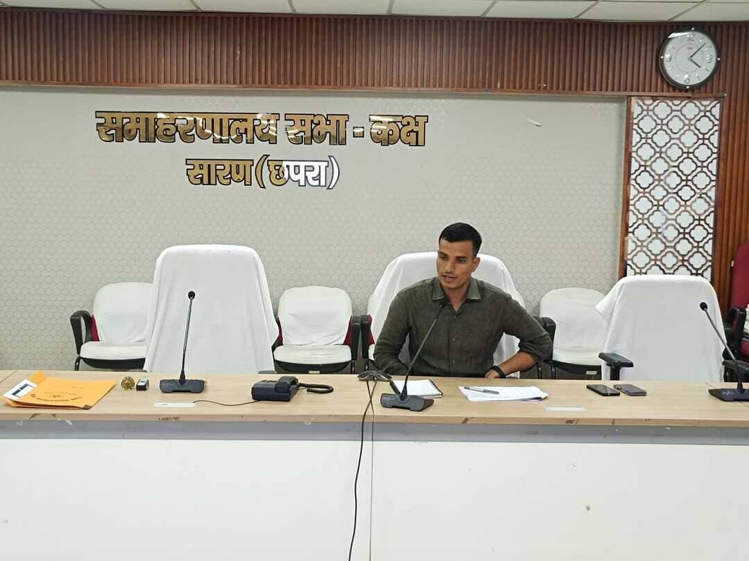 आंगनबाड़ी केंद्रों में मूलभूत सुविधाओं एवं भवन निर्माण की समीक्षा*
*लंबित कार्यों को प्राथमिकता के आधार पर पूर्ण कराने का उप विकास आयुक्त ने दिया निर्देश*
=================
छपरा, 15 सितंबर 2026
=================
जिला पदाधिकारी, सारण *श्री वैभव श्रीवास्तव* के आदेशानुसार उप विकास आयुक्त, सारण श्री लक्ष्मण तिवारी, भा.प्र.से. की अध्यक्षता में जिले में आंगनबाड़ी केंद्रों के भवन निर्माण एवं मूलभूत सुविधाओं की उपलब्धता को लेकर समीक्षात्मक बैठक आयोजित की गई। बैठक में जिला कार्यक्रम पदाधिकारी (आईसीडीएस), सभी संबंधित सीडीपीओ एवं अन्य पदाधिकारी उपस्थित थे।
उप विकास आयुक्त ने प्रखंडवार *पेयजल, शौचालय एवं विद्युत सुविधा* की स्थिति की समीक्षा करते हुए लंबित कार्यों को प्राथमिकता के आधार पर पूर्ण कराने का निर्देश दिया।
बैठक में बताया गया कि जिले में कुल *4,638 स्वीकृत* आंगनबाड़ी केंद्र हैं। इनमें *656 केंद्र आईसीडीएस* के अपने भवन तथा *368 केंद्र अन्य सरकारी भवनों* में संचालित हैं। इस प्रकार कुल *1,024 केंद्र सरकारी भवनों* में संचालित हो रहे हैं। वर्तमान में *252 केंद्र पेयजल, 225 केंद्र शौचालय तथा 553 केंद्र विद्युत* सुविधा से वंचित हैं।
पेयजल की सुविधा की समीक्षा के क्रम में बताया गया कि *205 आंगनबाड़ी केंद्रों में चापाकल मरम्मति* हेतु परियोजनावार विवरण पीएचईडी को उपलब्ध कराया गया है। इनमें 29 *केंद्रों पर कार्य पूर्ण* तथा *176 केंद्रों पर कार्य लंबित* है। उप विकास आयुक्त ने लंबित कार्यों में तेजी लाने का निर्देश दिया।
शौचालय निर्माण की समीक्षा में बताया गया कि आईसीडीएस के अपने भवन वाले *154 केंद्रों में शौचालय निर्माण पूर्ण* हो चुका है, जबकि *46 केंद्रों में कार्य लंबित* है। 15वीं वित्त आयोग के यूनाइटेड ग्रांट मद से *200 आंगनबाड़ी केंद्रों* में शौचालय निर्माण का लक्ष्य निर्धारित है। इनमें *106 केंद्रों* के लिए पंचायती राज विभाग द्वारा राशि उपलब्ध कराई जाएगी। *9 केंद्रों में निर्माण कार्य पूर्ण तथा 97 केंद्रों में कार्य लंबित* है।
विद्युत व्यवस्था के संबंध में बताया गया कि कुल *4,638* आंगनबाड़ी केंद्रों में से *4,191* केंद्रों में स्थायी विद्युत कनेक्शन उपलब्ध है, जबकि *447 केंद्रों में स्थायी कनेक्शन नहीं* है। उप विकास आयुक्त ने शेष केंद्रों में भी विद्युत सुविधा शीघ्र उपलब्ध कराने हेतु संबंधित पदाधिकारियों को आवश्यक कार्रवाई का निर्देश दिया।
**भवन निर्माण हेतु भूमि उपलब्धता की समीक्षा*
*
आंगनबाड़ी केंद्र भवन निर्माण हेतु भूमि की उपलब्धता की समीक्षा में बताया गया कि वित्तीय वर्ष *2024-25* में प्रति परियोजना *20 केंद्र के निर्धारित* लक्ष्य के अनुसार जिले में कुल *420 आंगनबाड़ी केंद्र* भवनों के निर्माण का लक्ष्य है। इसके लिए *524 स्थलों की भूमि* का विवरण अनापत्ति प्रमाण पत्र हेतु अंचलाधिकारियों को उपलब्ध कराया गया है। इनमें *208 स्थलों पर एनओसी प्राप्त, 70 स्थलों पर अस्वीकृति तथा 246 स्थलों पर एनओसी लंबित* है।
किराए के भवनों में संचालित आंगनबाड़ी केंद्रों को विद्यालयों में स्थानांतरित करने की स्थिति की भी समीक्षा की गई। बताया गया कि जिले में परियोजनावार प्राथमिक एवं मध्य विद्यालयों की कुल संख्या *2,407* है। वर्तमान में *122 आंगनबाड़ी केंद्रों को स्थानांतरित किया जाना है,* जबकि *455 केंद्र विद्यालय के कमरों में संचालित* किए जा रहे हैं।
बैठक के अंत में उप विकास आयुक्त ने *डीपीओ, सीडीपीओ एवं जिला शिक्षा पदाधिकारी* को आंगनबाड़ी केंद्रों से संबंधित सभी लंबित एवं संवेदनशील मामलों का प्राथमिकता के आधार पर त्वरित समाधान सुनिश्चित करने का निर्देश दिया, ताकि बच्चों एवं लाभुकों को आवश्यक मूलभूत सुविधाएं समय पर उपलब्ध हो सकें तथा सरकार की योजनाओं का प्रभावी क्रियान्वयन सुनिश्चित किया जा सके।