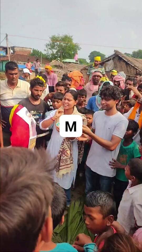 पिपरपाती में कटाव को लेकर बड़हरा विधायक व मुख्यमंत्री का छात्र नेत्री खुशबू पाठक के मौजूदगी में पुतला दहन किया गया