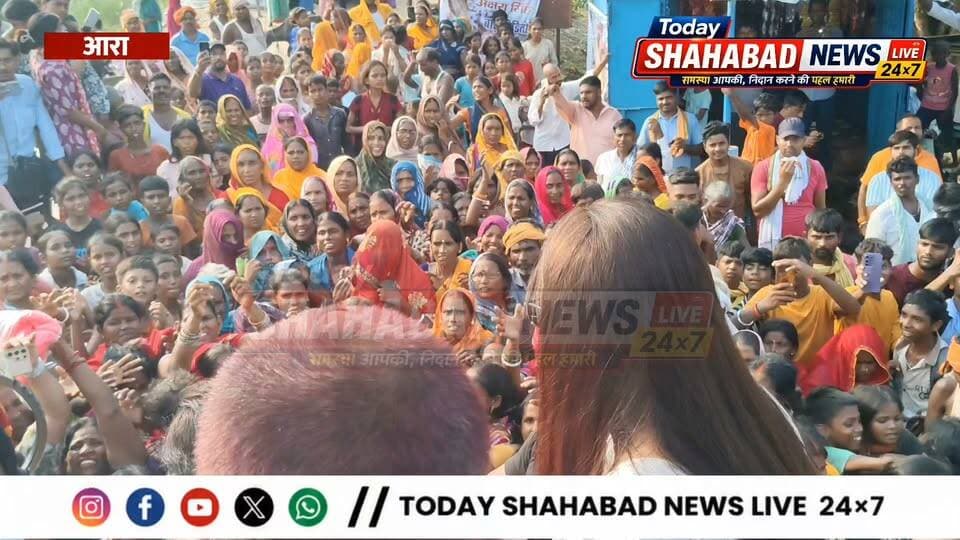 आरा में बाढ़ पीड़ितों के बीच पहुंचीं अक्षरा सिंह, राहत सामग्री बांटकर बनीं मददगार