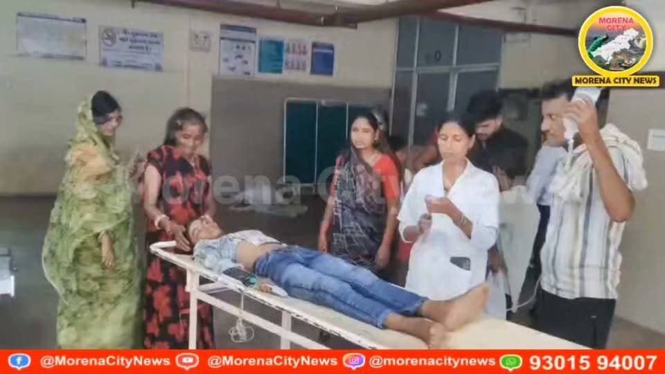 माता बसैया दर्शन को जा रही श्रद्धालुओं की ट्रॉली का डाला टूटा, 1 की मौ.त, 4 घायल
मुरैना के जौरा में एमएस रोड स्थित संदीपनी विद्यालय के सामने स्पीड ब्रेकर पर ट्रैक्टर-ट्रॉली का डाला टूटने या खुलने से उसमें सवार 5 श्रद्धालु सड़क पर गिर गए। हादसे में श्यामलाल कुशवाह की मौके पर मौ.त हो गई। वहीं राजेंद्र कुशवाह, श्रीनिवास कुशवाह, शेरा कुशवाह और आशीष कुशवाह घायल हुए हैं। सभी कटरोली गांव से माता बसैया मंदिर दर्शन के लिए जा रहे थे। जौरा पुलिस ने घायलों को अस्पताल पहुंचाकर मामले की जांच शुरू कर दी है।
#मुरैना #morena #पुलिस
