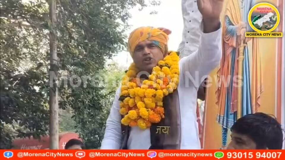धारा 163 के बीच गुर्जर समाज ने निकाली वाहन-बाइक रैली, प्रशासन को दी चेतावनी
मुरैना। जिले में प्रशासन द्वारा धारा 163 के तहत प्रतिबंधात्मक आदेश लागू किए जाने के बावजूद मंगलवार को गुर्जर समाज के लोगों ने पीडब्ल्यूडी सर्किट हाउस परिसर में एकत्रित होकर वाहन रैली निकाली। रैली पुलिस अधीक्षक कार्यालय और नेशनल हाईवे-44 के मुख्य गेट से होकर रिठोरा क्षेत्र स्थित बटेश्वरा मंदिर की ओर रवाना हुई।
रैली के दौरान पुलिस के वाहन आगे चलते नजर आए। बताया गया कि रैली का समापन बटेश्वरा मंदिर पहुंचने के बाद किया जाएगा।
रैली को गुर्जर नेता और आजाद समाज पार्टी के नेता रविन्द्र भाटी ने संबोधित किया। उन्होंने प्रशासन द्वारा रैली की अनुमति नहीं दिए जाने को लेकर नाराजगी जताई और कहा कि समाज संविधान में विश्वास रखता है, लेकिन अपने अधिकारों के लिए संघर्ष करना भी जानता है।
रविन्द्र भाटी ने अधिकारियों को चेतावनी देते हुए कहा कि प्रशासन यह न समझे कि संविधान को मानने वाला समाज कुछ नहीं करेगा। उन्होंने कहा कि समाज “युद्ध और बुद्ध दोनों” को मानता है। उन्होंने आरोप लगाया कि कुछ उच्च अधिकारी अपने आकाओं को खुश करने के लिए गुर्जर समाज को रैली की अनुमति नहीं देते, जबकि जातिगत समीकरणों के आधार पर अन्य आयोजनों को अनुमति दी जाती है।
उन्होंने कहा कि अनुमति नहीं मिलने के बावजूद गुर्जर समाज की रैली निकाली जाएगी।
गौरतलब है कि प्रशासन ने जिले में कानून-व्यवस्था बनाए रखने के लिए धारा 163 के तहत बिना अनुमति रैली, जुलूस, धरना-प्रदर्शन सहित बड़े आयोजनों पर प्रतिबंध लगाया है। ऐसे में प्रतिबंधात्मक आदेश के बीच रैली निकाले जाने को लेकर प्रशासन की कार्रवाई पर भी नजर बनी हुई है।
#morena #मुरैना