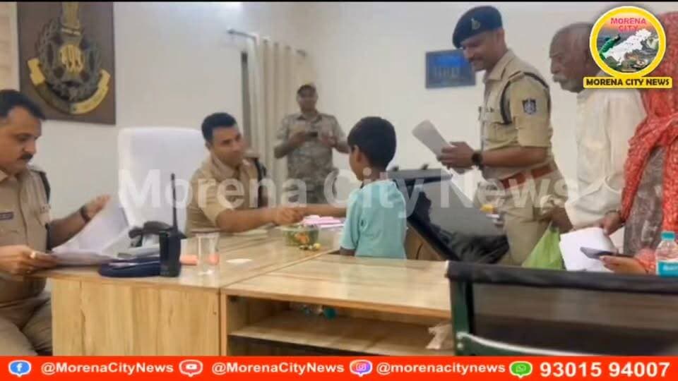 जनसुनवाई में एसपी धर्मराज मीना का संवेदनशील अंदाज, बच्चे से दोस्ती कर सुनी समस्या
मुरैना। पुलिस अधीक्षक धर्मराज मीना ने जनसुनवाई के दौरान फरियादियों की समस्याएं सुनने के साथ संवेदनशीलता का परिचय दिया। एसपी ने एक बच्चे से सहज अंदाज में दोस्ती कर उसकी समस्या सुनी और संबंधित थाना प्रभारी को तत्काल कार्रवाई के निर्देश दिए।
जनसुनवाई में पहुंचे एक बुजुर्ग की समस्या सुनने के दौरान एसपी धर्मराज मीना ने उन्हें अपने पास बैठाया और पानी पिलाकर उनकी बात सुनी। उन्होंने बुजुर्ग की समस्या को गंभीरता से लेते हुए संबंधित अधिकारियों को आवश्यक कार्रवाई के निर्देश दिए।
इसी दौरान एसपी को जानकारी मिली कि एक दिव्यांग महिला उनसे मिलने के लिए आई है। इस पर एसपी स्वयं कार्यालय से बाहर आए और महिला से उसकी समस्या जानी। उन्होंने महिला की बात ध्यानपूर्वक सुनने के बाद संबंधित अधिकारी को उचित कार्रवाई करने के निर्देश दिए।
जनसुनवाई के दौरान एसपी का यह व्यवहार पुलिस और आमजन के बीच संवेदनशील एवं मानवीय संवाद का उदाहरण बना। एसपी ने अधिकारियों को निर्देश दिए कि जनसुनवाई में आने वाले प्रत्येक फरियादी की समस्या को गंभीरता से सुना जाए और नियमानुसार त्वरित कार्रवाई सुनिश्चित की जाए।
#मुरैना #morena #पुलिस