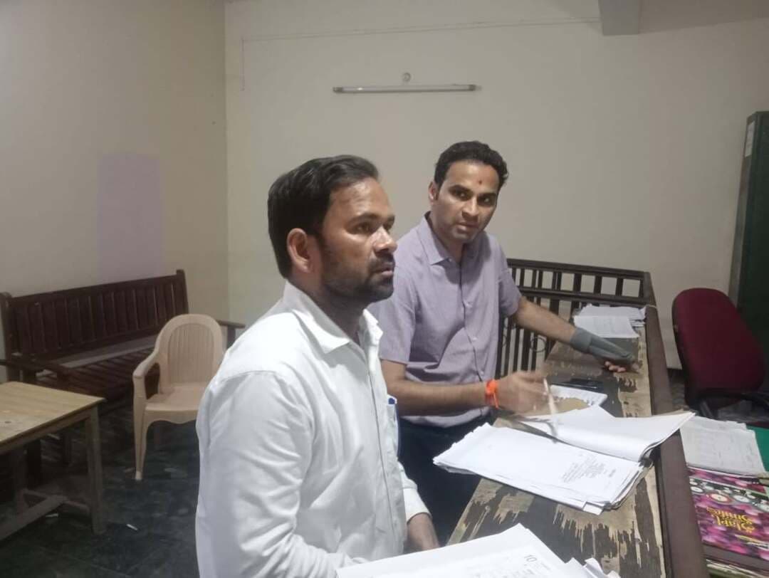 डीएम ने बरहज तहसील का किया औचक निरीक्षण, लंबित मामलों पर जताई नाराजगी
राजस्व वादों और जनशिकायतों के समयबद्ध निस्तारण के दिए निर्देश, लापरवाही पर तय होगी जवाबदेही
देवरिया, 15 सितंबर। जिलाधिकारी मधुसूदन हुल्गी ने मंगलवार को बरहज तहसील का औचक निरीक्षण कर कार्यालय की व्यवस्थाओं और विभिन्न कार्यों की प्रगति का जायजा लिया। निरीक्षण के दौरान उन्होंने तहसील परिसर, कार्यालयों में संचालित कार्यों तथा आमजन से जुड़ी सेवाओं की स्थिति की जानकारी ली।
डीएम ने संबंधित अधिकारियों और कर्मचारियों से उनके-अपने पटल पर किए जा रहे कार्यों की जानकारी लेते हुए आवश्यक दिशा-निर्देश दिए। उन्होंने राजस्व वादों, जनशिकायतों और अन्य लंबित प्रकरणों की समीक्षा करते हुए सभी मामलों का नियमानुसार और समयबद्ध निस्तारण सुनिश्चित करने को कहा।
जिलाधिकारी ने स्पष्ट निर्देश दिए कि आमजन को राजस्व संबंधी सेवाओं का लाभ लेने में किसी प्रकार की परेशानी नहीं होनी चाहिए। जनसमस्याओं के समाधान में पारदर्शिता, संवेदनशीलता और गुणवत्ता का विशेष ध्यान रखा जाए।
उन्होंने तहसील के अभिलेखों के रखरखाव, कार्यालयीन व्यवस्थाओं और साफ-सफाई पर भी विशेष ध्यान देने के निर्देश दिए। अधिकारियों को अपने दायित्वों का पूरी निष्ठा से निर्वहन करने तथा शासन की प्राथमिकताओं के अनुरूप कार्य करने को कहा।
डीएम ने कहा कि जनहित से जुड़े मामलों में लापरवाही बर्दाश्त नहीं की जाएगी। कार्यों में अनावश्यक विलंब पाए जाने पर संबंधित अधिकारी-कर्मचारी की जवाबदेही तय की जाएगी। न्यायालय में लंबित पत्रावलियों का भी समयबद्ध एवं गुणवत्तापूर्ण निस्तारण सुनिश्चित करने के निर्देश दिए गए।
उन्होंने राजस्व वादों के निस्तारण में अनावश्यक देरी न करने तथा लंबित मामलों की नियमित समीक्षा कर प्रभावी कार्रवाई सुनिश्चित करने को कहा।
इस दौरान उप जिलाधिकारी एवं तहसीलदार बरहज सहित संबंधित अधिकारी-कर्मचारी मौजूद रहे।