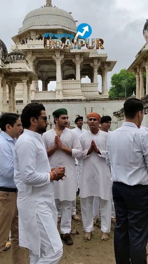 मेवाड़ की गौरवशाली परंपराओं की साक्षी महासतिया में राजमाता विजया राज जी को वैदिक मंत्रोच्चार और सनातन विधि-विधान के बीच अंतिम विदाई दी गई। सुपुत्र श्रीजी हुज़ूर डॉ. लक्ष्यराज सिंह मेवाड़ सहित समूचा राजपरिवार इस अपूरणीय वियोग से शोकाकुल रहा। देश-विदेश से आए स्नेहीजनों ने श्रद्धांजलि अर्पित की। राजपरिवार ने सभी के प्रति करबद्ध आभार व्यक्त किया।
#Udaipur #trendingudaipur #mewar #rajasthan