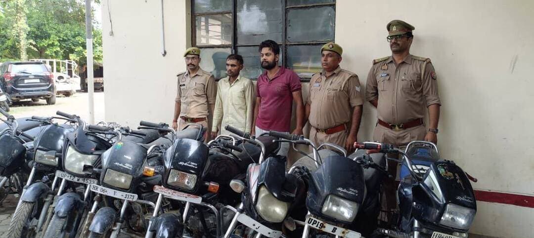 🚨 शामली पुलिस को बड़ी सफलता
आदर्श मंडी पुलिस ने 2 अंतरजनपदीय शातिर वाहन चोरों को गिरफ्तार कर चोरी की 11 मोटरसाइकिलें बरामद की हैं।
📍 मुंडेट कलां नहर पुल पर चेकिंग के दौरान पुलिस ने एक बाइक पर सवार धर्मेन्द्र निवासी तिसंग, थाना झिंझाना और विक्की निवासी जंधेड़ी, थाना कैराना को गिरफ्तार किया।
🔹 आरोपियों के कब्जे से बरामद बाइक 11 सितंबर 2026 को BSM स्कूल के बाहर से चोरी की गई थी।
🔹 आरोपियों की निशानदेही पर जंगल ग्राम गोहरनी में रजवाहे के किनारे से चोरी की 10 अन्य मोटरसाइकिलें बरामद की गईं।
🔹 पुलिस के अनुसार आरोपी मास्टर चाबी से दोपहिया वाहनों के लॉक खोलकर चोरी करते थे।
🔹 बरामद वाहनों के संबंध में पुलिस द्वारा जानकारी जुटाई जा रही है और मामले में अन्य आरोपियों की तलाश जारी है।
गिरफ्तार आरोपी:
1️⃣ धर्मेन्द्र पुत्र सुखविन्दर, निवासी तिसंग, थाना झिंझाना
2️⃣ विक्की पुत्र ब्रजपाल उर्फ बिरजा, निवासी जंधेड़ी, थाना कैराना
कुल बरामदगी: 11 मोटरसाइकिल + 2 मास्टर चाबी
#ShamliPolice #VehicleTheft #ShamliNews #CrimeNews #UttarPradesh