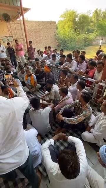 थालड़का गौशाला मुद्दा: युवाओं का कड़ा विरोध, सुनिए उनकी पूरी बात!
ये बड़ा मुद्दा है जिन लोगो ने अपने खून पसीने की कमाई इन गौशालाओ में देकर बनाई थी...आज उनका नाम कुछ लोग मिट्टी में मिला रहे है....गौशालाओ को सिर्फ और सिर्फ एक मजबूरी का नाम दे दिया गया है....क्या जरूरी है तुम्हारे गऊशाला गाँव मे बनानी खुली छोड़ दो गौ माता को अपने आप पेट तो भर ही लेंगी...
जो सच मे दानवीर थे उनको ये नए नए बने दानवीर नीचा दिखा रहे है....
में इस पाखण्डवाद का विरोध करते है....
जय श्री कृष्णा
#ThaladKaVirodh #ThaladGaushala #YuvaAwaaz #ThaladNews