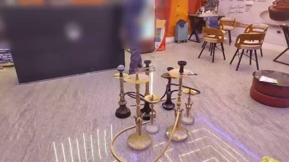 आपराधिक/ संदिग्ध गतिविधियों पर लगाम लगाना है पुलिस का मकसद
बिना लाइसेंस चल रहे कथित बार का हुआ पर्दाफ़ाश, डिजायनर हुक्के बढ़ा रहे थे शान
मौके पर पहुंची पुलिस टीम ने रिकार्ड खंगाले तो हुक्का बार की लापरवाही आयी सामने
संचालक ने कर्मचारियों का सत्यापन कराने तक की नही उठायी जहमत
कानून के मुताबिक किया गया इलाज, संचालक का कटा 10000/- का चालान
पुलिस रख रही है नजर, अनियमितता पायी गई तो होगी कड़ी कार्रवाई