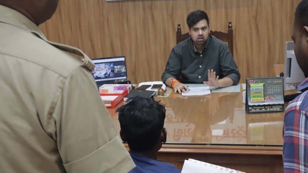 जिलाधिकारी की जनसुनवाई में पहुंची 83 शिकायतें, गुणवत्तापूर्ण निस्तारण के निर्देश
हरदोई। जिलाधिकारी अनुनय झा ने मंगलवार को कलेक्ट्रेट में जनसुनवाई कर आमजन की समस्याओं और शिकायतों को सुना। जनसुनवाई के दौरान विभिन्न क्षेत्रों से आए फरियादियों ने अपनी समस्याएं जिलाधिकारी के समक्ष रखीं।
जनसुनवाई में कुल 83 शिकायतें प्राप्त हुईं। जिलाधिकारी ने संबंधित अधिकारियों को शिकायतों का निर्धारित समय-सीमा के भीतर गुणवत्तापूर्ण, निष्पक्ष एवं प्रभावी निस्तारण सुनिश्चित करने के निर्देश दिए। उन्होंने अधिकारियों से शिकायतों के निस्तारण में किसी भी प्रकार की लापरवाही न बरतने को कहा।
इस दौरान जिलाधिकारी ने कुछ शिकायतों का मौके पर ही समाधान कराया, जबकि शेष शिकायतों के संबंध में संबंधित अधिकारियों को आवश्यक कार्रवाई के निर्देश दिए।
जनसुनवाई के दौरान अतिरिक्त मजिस्ट्रेट मयंक कुंडू सहित संबंधित विभागों के अधिकारी एवं कर्मचारी मौजूद रहे।