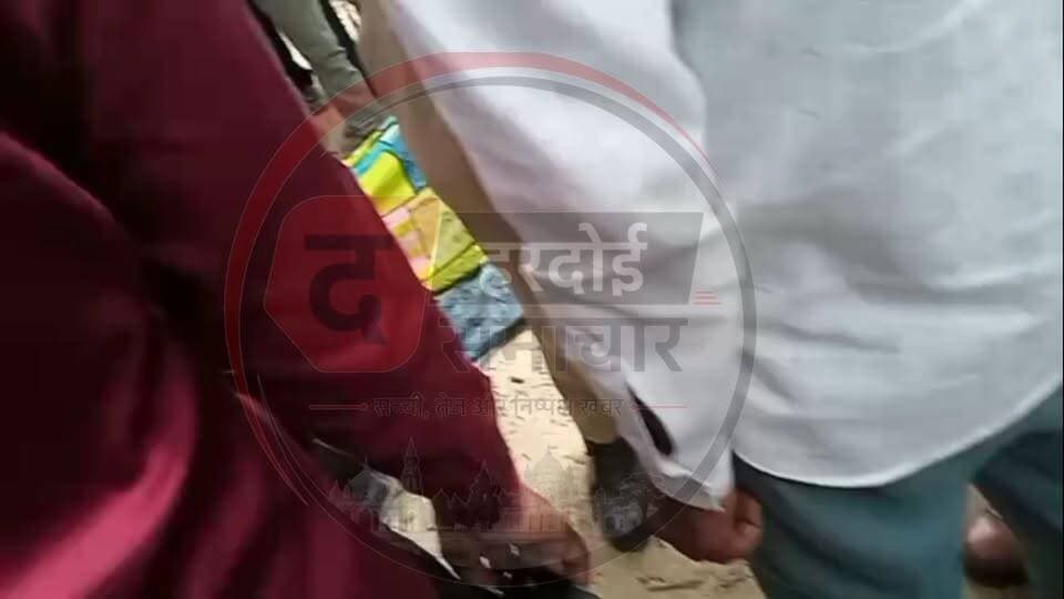 मल्लावां-संडीला मार्ग पर नहर में गिरे शिक्षक का शव बरामद, बंदर से टकराने के बाद बिगड़ा था बाइक का संतुलन
हरदोई। मल्लावां-संडीला मार्ग पर गोसवा नहर पुल के पास सोमवार सुबह हादसे में नहर में गिरे शिक्षक अवनीश कुमार का शव मंगलवार सुबह बरामद कर लिया गया। शिक्षक का शव घटनास्थल से कुछ दूरी पर नहर से ही मिला।
मल्लावां थाना क्षेत्र के तेंदुआ गांव निवासी अवनीश कुमार कछौना ब्लॉक के पैरा कला स्थित विद्यालय में शिक्षक के पद पर तैनात थे। सोमवार सुबह वह बाइक से विद्यालय जा रहे थे। इसी दौरान गोसवा नहर पुल पर अचानक एक बंदर सामने आ गया। बाइक की बंदर से टक्कर होने के बाद शिक्षक का संतुलन बिगड़ गया और वह बाइक समेत नहर में जा गिरे।
हादसे के बाद से शिक्षक की तलाश की जा रही थी। मंगलवार सुबह घटनास्थल से कुछ दूरी पर नहर में उनका शव बरामद हुआ। शव मिलने की सूचना मिलते ही परिजनों में कोहराम मच गया। परिजनों का रो-रोकर बुरा हाल है।
प्राप्त जानकारी के अनुसार, अवनीश कुमार के परिवार में उनके माता-पिता, पत्नी और करीब 6-7 माह की मासूम बच्ची है। शिक्षक की मौत से परिवार पर दुखों का पहाड़ टूट पड़ा है। पुलिस ने शव को कब्जे में लेकर आवश्यक कार्रवाई शुरू कर दी है।