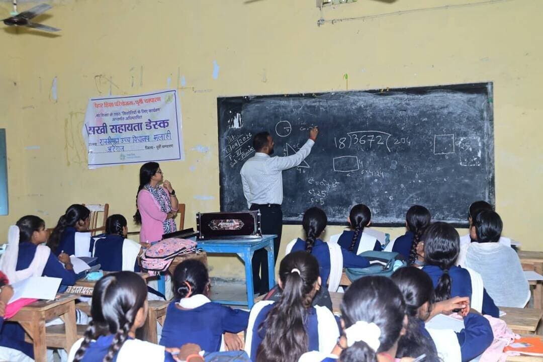 अरेराज प्रखंड अंतर्गत सरस्वती विद्या निकेतन (मॉडल स्कूल)मलाही का जिलाधिकारी द्वारा आज दिन के 1:15 बजे निरीक्षण किया गया।
निरीक्षण के दौरान विद्यालय में चल रही पठन-पाठन को देखा गया एवं शिक्षा साथी ऐप के उपयोग की जानकारी प्राप्त की गई।
निरीक्षण के उपरांत मुख्य रूप से जिलाधिकारी ने बच्चों से इंटरेस्ट किया। इस दौरान नौवीं वर्ग के बच्चों को लगभग एक घंटे तक गणित पढ़ाई गई l पढ़ाई के दौरान बच्चों से गणित के कुछ गूढ़ प्रश्नों को हल कराया गया, जिसको बच्चों ने सटीक तरीके से हल किया। जिलाधिकारी ने हिंदी और अंग्रेजी विषय को पढ़ाया। जिलाधिकारी को एक शिक्षक के रूप में देखकर बच्चों में उत्सुकता चरम पर थी। बच्चों ने जिलाधिकारी महोदय से विनम्र आग्रह करते हुए कहा कि अगली बार कब आयेंगे सर,हमलोग प्रतीक्षा करेंगे। जिलाधिकारी ने भी बच्चों के आग्रह को स्वीकार कर ली एवं कहा कि अगली बार जब भी क्षेत्र में आएंगे तो पुनः आप लोगों के साथ जुड़ेंगे।
विद्यालय में चल रही पठन-पाठन की व्यवस्था पर जिलाधिकारी में संतोष प्रकट करते हुए उपस्थित सभी शिक्षकों को एक अभिभावक की तरह बच्चों पर ध्यान रखने का निर्देश दिया गया।
Information & Public Relations Department, Government of Bihar Bihar Education Department