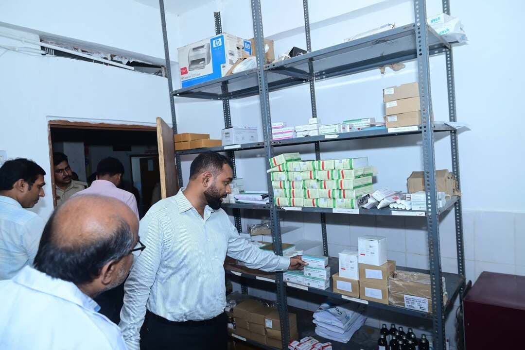 अनुमंडलीय अस्पताल अरेराज का जिलाधिकारी ने किया औचक निरीक्षण
जिलाधिकारी श्री सौरभ सुमन यादव के द्वारा आज क्षेत्र भ्रमण के क्रम में अरेराज अनुमंडलीय अस्पताल का गहन निरीक्षण किया गया।
निरीक्षण के दौरान रोस्टर के अनुसार सभी चिकित्सा एवं कर्मी उपस्थित पाए गए। जिलाधिकारी ने अस्पताल में उपलब्ध दवाइयों की सूची मांगी और दवाइयों का रख रखाव को देखा गया।
अस्पताल में आए हुए मरीज से मिलकर जिलाधिकारी ने उनकी चल रही चिकित्सा एवं उनको दी जा रही सुविधा की जानकारी प्राप्त की।
जिलाधिकारी के द्वारा संपूर्ण परिसर रख रखाव एवं स्वच्छता को लेकर जरूरी निर्देश दिया गए।
Information & Public Relations Department, Government of Bihar Bihar Health Department