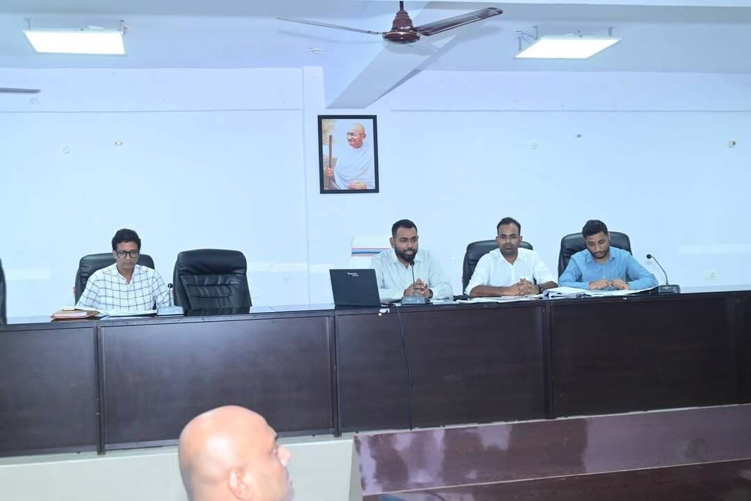 *जिले में 17 सितंबर से 17 अक्टूबर तक चलेगा “सेवा संकल्प एवं कायाकल्प अभियान”*
*जनभागीदारी, स्वच्छता, जागरूकता, सांस्कृतिक एवं जनसेवा से जुड़ी गतिविधियाँ होगी संचालित*
सरकार के सचिव, कला एवं संस्कृति विभाग, बिहार, पटना से प्राप्त पत्र के आलोक में 17 सितंबर 2026 से 17 अक्टूबर 2026 तक "सेवा संकल्प अभियान" को प्रभावी एवं समयबद्ध क्रियान्वयन किया जाना है। इसको लेकर ज़िलाधिकारी पूर्वी चंपारण की अध्यक्षता में समाहरणालय स्थित डॉ राजेंद्र प्रसाद सभागार में एक महत्वपूर्ण बैठक हुई जिसमें सभी संबंधित जिला स्तरीय पदाधिकारी उपस्थित थे जबकि अनुमंडल पदाधिकारी, प्रखंड विकास पदाधिकारी सहित अन्य प्रखंड स्तरीय पदाधिकारी वीडियो कॉन्फ्रेंसिंग के माध्यम से जुड़े हुए थे।
उक्त बैठक में उपस्थित सभी संबंधित पदाधिकारियों को निर्देश देते हुए कहा कि जिले में सार्वजनिक परिसंपत्तियों के सुदृढ़ीकरण, अनुरक्षण एवं जनसुविधाओं के उन्नयन के उद्देश्य से विशेष अभियान “सेवा संकल्प एवं कायाकल्प अभियान” का आयोजन किया जा रहा है। यह अभियान 17 सितंबर 2026 से 17 अक्टूबर 2026 तक चलेगा। अभियान के अंतर्गत जिले में विभिन्न तिथियों पर अलग-अलग कार्यक्रम एवं गतिविधियां आयोजित की जाएंगी जिससे संबंधित आदेश निर्गत है।
अभियान का उद्देश्य सरकारी एवं सार्वजनिक परिसंपत्तियों के बेहतर रख-रखाव के साथ-साथ जनभागीदारी को बढ़ावा देना, जनकल्याणकारी योजनाओं के प्रति जागरूकता उत्पन्न करना तथा सेवा भावना को जन-जन तक पहुंचाना है।
*निर्धारित कार्यक्रम एवं गतिविधियां*
1. “आशावाद का दीया”* — 17 सितंबर 2026, संध्या पहर
जिला, अनुमंडल एवं प्रखंड मुख्यालय में महत्वपूर्ण स्थलों सहित सभी ग्राम पंचायत भवन, स्वास्थ्य केंद्र, विद्यालय, सामुदायिक भवन तथा प्रमुख टोला क्षेत्र में दीप प्रज्ज्वलित की जाएगी। इस गतिविधि के माध्यम से जनकल्याणकारी योजनाओं से लाभान्वित लोगों की भागीदारी के साथ सेवा एवं विकास के प्रति सकारात्मक संदेश दिया जाएगा। कार्यक्रम के लिए जिला परियोजना प्रबंधक, जीविका/कार्यक्रम पदाधिकारी, बीपीएम-जीविका एवं प्रखंड विकास पदाधिकारी को नोडल दायित्व दिया गया है। जिला स्तर पर मोतिहारी में अटल पथ पर आशीर्वाद का दिया जलाया जाएगा।
*2. “सेवा चित्र” — 17 सितंबर से 7 अक्टूबर 2026 के बीच*
जिले के अंतर्गत सभी सरकारी एवं निजी विद्यालयों में “विकसित भारत संकल्प” तथा “25 साल में सेवा कार्य विषय पर चित्रकला एवं भाषण प्रतियोगिता आयोजित की जाएगी। इसके माध्यम से विद्यार्थियों को सेवा, विकास, सामाजिक उत्तरदायित्व एवं राष्ट्र निर्माण के विषयों से जोड़ने का प्रयास किया जाएगा। कार्यक्रम के लिए जिला शिक्षा पदाधिकारी को नोडल पदाधिकारी बनाया गया है।
*3. “सेवा स्मरण” — 2 अक्टूबर से 12 अक्टूबर 2026 तक*
पिछले 25 वर्षों के सेवा कार्य, प्रमुख जनकल्याणकारी योजनाओं तथा देश में आए बदलावों की कहानियों को गीतात्मक एवं नुक्कड़ नाटक के माध्यम से प्रस्तुत किया जाएगा। इस गतिविधि के जरिए विभिन्न विकास कार्यों एवं जनकल्याणकारी प्रयासों को रचनात्मक एवं सांस्कृतिक माध्यम से आम लोगों तक पहुंचाया जाएगा। कार्यक्रम का नोडल दायित्व कला एवं संस्कृति विभाग को दिया गया है।
*4. “आंगन का मिलन” —
जिले के सभी आंगनबाड़ी केंद्रों पर आंगनबाड़ी सेविका-सहायिका एवं आशा कर्मियों के सम्मान, अनुभव संवाद एवं बच्चों की मनोरंजक गतिविधियों का आयोजन किया जाएगा। इस कार्यक्रम का उद्देश्य जमीनी स्तर पर सेवाएं देने वाले कर्मियों के योगदान को सम्मानित करना तथा बच्चों एवं समुदाय के बीच सकारात्मक संवाद एवं सहभागिता को बढ़ावा देना है। कार्यक्रम के लिए जिला कार्यक्रम पदाधिकारी, आईसीडीएस एवं सिविल सर्जन को नोडल पदाधिकारी बनाया गया है।
*5. “कहानी बदलाव की” — 17 सितंबर 2026 से प्रारंभ*
इस गतिविधि के अंतर्गत वास्तविक वीडियो/रील तैयार कर डिजिटल संग्रह बनाया जाएगा तथा उनका नियमित प्रकाशन किया जाएगा। इन वीडियो एवं रील के माध्यम से विकास एवं जनकल्याणकारी योजनाओं से जुड़े वास्तविक अनुभवों तथा सकारात्मक बदलाव की कहानियों को डिजिटल माध्यम से आम लोगों तक पहुंचाया जाएगा। कार्यक्रम का नोडल दायित्व सूचना एवं जनसंपर्क विभाग को दिया गया है।
*6. “सेवा ज्योति यात्रा”*—
इस कार्यक्रम के अंतर्गत जिले में पदयात्रा, साइकिल यात्रा एवं बाइक यात्रा आयोजित की जाएगी। साथ ही “मेरा युवा भारत” के स्वयंसेवकों की सहभागिता सुनिश्चित की जाएगी। इसका उद्देश्य युवाओं को सेवा एवं सामाजिक गतिविधियों से जोड़ना तथा जनभागीदारी के माध्यम से सेवा भावना को व्यापक रूप देना है। कार्यक्रम का नोडल दायित्व कला एवं संस्कृति विभाग को सौंपा गया है।
*7. “सेवा मेरा योगदान” — 17 सितंबर से 17 अक्टूबर 2026 के बीच*
इस कार्यक्रम के तहत प्रत्येक स्तर पर जनभागीदारी सुनिश्चित करने के लिए व्यापक गतिविधियां आयोजित की जाएंगी। इनमें—
कम से कम दो स्थलों के प्रत्यक्ष दृश्य परिवर्तन के पहले एवं बाद के फोटो एवं वीडियो तैयार करना।
प्रत्येक विद्यालय/शैक्षणिक संस्थान में श्रमदान कार्यक्रम आयोजित करना।
तालाबों एवं छठ घाटों की सफाई को प्रमुख सेवा गतिविधि के रूप में शामिल करना।
इन सभी गतिविधियों को संबंधित पोर्टल पर अपलोड करना।
इस कार्यक्रम का नोडल दायित्व नगर निगम/जिला समन्वयक (स्वच्छता)-/जिला पंचायत राज पदाधिकारी को दिया गया है।
8. *सेवा सेतु अभियान *—
इस अभियान के अंतर्गत जिले के सभी प्रखंडों में सेवा सेतु शिविर के लिए कैलेंडर तैयार किया जाएगा। शिविरों में प्राप्त आवेदनों को लाभार्थी डाटा बैंक के रूप में तैयार किया जाएगा तथा आवेदनों के निष्पादन एवं योजनाओं का लाभ लाभुकों तक पहुंचाने की तैयारी की जाएगी। साथ ही इन गतिविधियों की फोटो एवं वीडियो पोर्टल पर अपलोड की जाएगी। यह कार्यक्रम सरकार की योजनाओं एवं सेवाओं को सीधे आम नागरिकों तक पहुंचाने की दिशा में महत्वपूर्ण पहल होगी। कार्यक्रम के लिए प्रखंड विकास पदाधिकारी को नोडल पदाधिकारी बनाया गया है।
9. *सेवा के रंग* --
इस कार्यक्रम के अंतर्गत घर-घर से राष्ट्र तक-आभार और संकल्प की रंगोली के तहत एक निर्धारित तिथि को जिला के प्रमुख सार्वजनिक स्थल पर ह्यूमन रंगोली का आयोजन किया जाएगा, जिसका विषय भारत सरकार की प्रमुख जनकल्याणकारी योजनाएं, राष्ट्रीय प्रतीक तथा विकसित भारत का सपना होगी। कार्यक्रम के लिए कला एवं संस्कृति विभाग को नोडल दायित्व दिया गया है।
*जनभागीदारी से बनेगा अभियान प्रभावी*
जिलाधिकारी द्वारा सभी संबंधित विभागों, पदाधिकारियों एवं संबंधित संस्थाओं को निर्धारित तिथि एवं समय के अनुरूप कार्यक्रमों का सफल आयोजन सुनिश्चित करने का निर्देश दिया गया है। अभियान के दौरान आयोजित गतिविधियों के माध्यम से सेवा, स्वच्छता, जनभागीदारी, सामाजिक उत्तरदायित्व एवं विकास के संदेश को व्यापक स्तर पर प्रसारित किया जाएगा।
बैठक में नगर आयुक्त श्री आशीष कुमार,सहायक समाहर्ता श्री राजकृष्ण झा,अपर समाहर्ता (लोक शिकायत) श्री शैलेंद्र कुमार भारती,जिला शिक्षा पदाधिकारी श्री राजन गिरी,जिला परिवहन पदाधिकारी श्री मती निवेदिता,उप समाहर्ता नजारत श्री मती प्रेमलता, प्रभारी जिला गोपनीय शाखा श्री अमरेश कुमार, निदेशक डीआरडीए डॉ कुंदन कुमार, श्री जयराम चौरसिया, जिला कल्याण पदाधिकारी श्री संतोष कुमार पांडे सहित अन्य पदाधिकारीगण उपस्थित थे।
Information & Public Relations Department, Government of Bihar Art, Culture and Youth Department, Government of Bihar