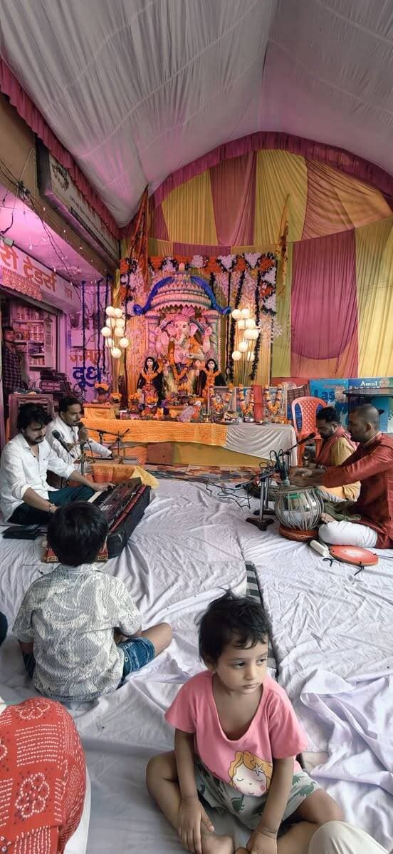 🙏🐘 दिबियापुर में भक्ति की रसधारा, श्री गणेश महोत्सव में गूंज रहा सुंदरकांड पाठ 🚩📖
अष्टम श्री गणेश महोत्सव के अंतर्गत आज दोपहर 3 बजे से गौरी ट्रेडर्स, गल्ला मंडी गेट बेला रोड, दिबियापुर में श्रद्धा और भक्ति के साथ सुंदरकांड पाठ का आयोजन जारी है।
पं. आचार्य श्री शोभित अवस्थी जी एवं उनकी टीम द्वारा संगीतमय सुंदरकांड पाठ में श्रद्धालु बड़ी संख्या में शामिल होकर प्रभु श्रीराम और बजरंगबली का गुणगान कर रहे हैं। पूरा वातावरण भक्ति, श्रद्धा और आध्यात्मिक ऊर्जा से सराबोर है।
🌺 आइए, श्री गणेश महोत्सव में शामिल होकर सुंदरकांड पाठ का पुण्य लाभ प्राप्त करें और प्रभु की कृपा के भागी बनें।
📍 स्थान: गौरी ट्रेडर्स, गल्ला मंडी गेट बेला रोड, दिबियापुर
🚩 जय श्री राम
🐘 गणपति बप्पा मोरया
🙏 मंगलमूर्ति मोरया
#GaneshMahotsav #SunderkandPath #Dibiyapur #GanpatiBappaMorya #JaiShriRam #दिबियापुर_द_लीजेंड #जानकारी_भरोसे_की