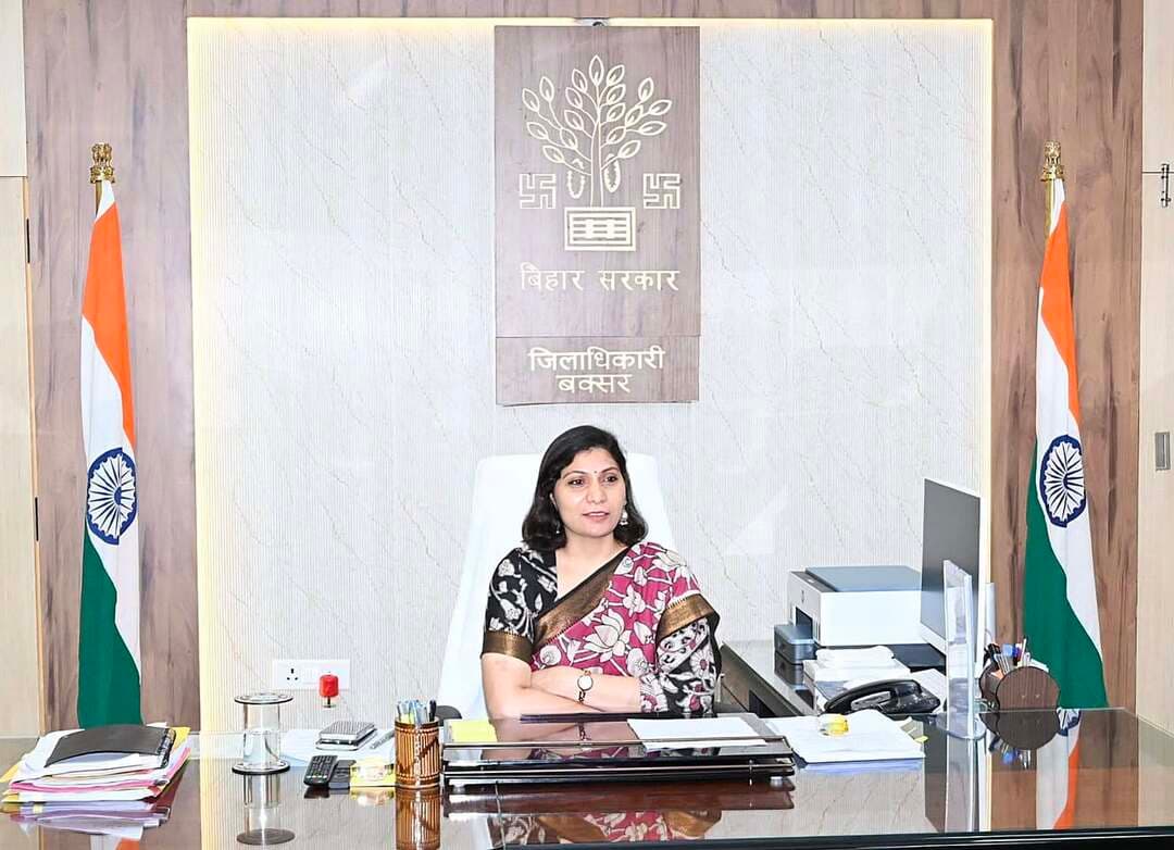 समाहरणालय, बक्सर
(जिला जनसंपर्क कार्यालय)
प्रेस विज्ञप्ति:- दिनांक 15 सितम्बर 2026
जिला पदाधिकारी बक्सर की अध्यक्षता में युवाओं के साथ संवाद
आज दिनांक 15 सितम्बर 2026 को जिला पदाधिकारी बक्सर, श्रीमती साहिला की अध्यक्षता में जिले के युवाओं के साथ एक व्यापक और प्रेरणादायक संवाद कार्यक्रम का आयोजन समाहरणालय परिसर स्थित कार्यालय कक्ष में की गई।
इस विशेष पहल का मुख्य उद्देश्य युवाओं की ऊर्जा, रचनात्मकता और नवीन विचारों को बक्सर जिले के समग्र विकास गतिविधियों में शामिल करना तथा प्रशासन एवं युवाओं के बीच सीधा संवाद स्थापित करना था।
जिला पदाधिकारी ने कहा कि युवा वर्ग किसी भी क्षेत्र की प्रगति की रीढ़ होता है। उन्होंने इस बात पर जोर दिया कि बक्सर के विकास में युवाओं की सहभागिता केवल प्रतीकात्मक नहीं होनी चाहिए, बल्कि जमीनी स्तर पर उनके रचनात्मक सुझावों के दृष्टिगत समर्पित कार्य किया जाना चाहिए।
संवाद के दौरान पर्यटन, स्वच्छता, नवाचार एवं विकास से जुड़े विभिन्न मुद्दों पर विस्तार से चर्चा की गई।
संवाद सत्र में उपस्थित युवाओं ने बक्सर के ऐतिहासिक एवं सांस्कृतिक महत्व को बढ़ावा देने एवं पर्यटन स्थलों के विकास के संबंध में अपने बहुमूल्य सुझाव साझा किए गये।
जिला पदाधिकारी ने युवाओं द्वारा रखे गए प्रत्येक सुझाव को गंभीरतापूर्वक से सुनते हुए उन्होंने आश्वस्त किया कि जो भी सुझाव प्रशासनिक एवं व्यावहारिक रूप से संभव हैं, उन्हें संबंधित विभागों को त्वरित कार्रवाई के लिए अग्रेषित किया जाएगा।
जिला पदाधिकारी ने जिले के युवाओं से आह्वान किया कि वे बढ़-चढ़कर प्रशासनिक गतिविधियों और आगामी अभियानों में हिस्सा लें। उन्होंने कहा कि जिला प्रशासन युवाओं के हर सकारात्मक विचार को एक ठोस पहल और परिणाम में बदलने के लिए प्रतिबद्ध है।
जिला जन संपर्क कार्यालय
बक्सर।
@top fans Information & Public Relations Department, Government of Bihar Samrat Choudhary CMO Bihar Buxar Administration Buxar Police जिला प्रशासन बक्सर #IPRDBihar #BuxarNews #buxarcity #buxarjila #bihar #buxar