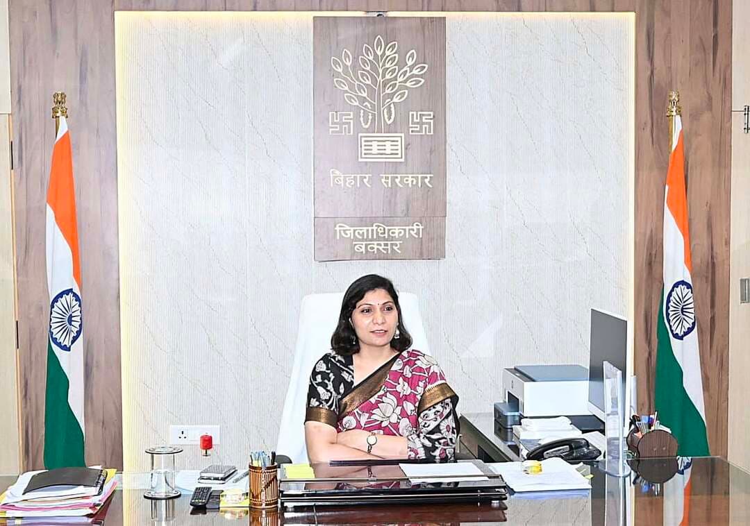 समाहरणालय, बक्सर
(जिला जन संपर्क कार्यालय)
प्रेस विज्ञप्ति:- दिनांक 15 सितम्बर 2026
‘सेवा संकल्प अभियान’ की तैयारियों को लेकर नगर निकायों को दिए गए आवश्यक दिशा-निर्देश
आज दिनांक 15 सितम्बर 2026 को जिला पदाधिकारी, बक्सर श्रीमती साहिला की अध्यक्षता में नगर विकास एवं आवास विभाग की समीक्षा बैठक समाहरणालय सभाकक्ष में आयोजित की गई।
आगामी 17 सितम्बर से प्रारंभ होने वाले ‘सेवा संकल्प अभियान’ के प्रभावी क्रियान्वयन हेतु जिला पदाधिकारी ने सभी नगर निकायों को वार्ड स्तर तक पूरी तरह मुस्तैद एवं सजग रहने का निर्देश दिया। अभियान के तहत महत्वपूर्ण घाटों, मंदिरों एवं अन्य प्रमुख स्थलों पर विशेष साफ-सफाई तथा दीप प्रज्वलन हेतु विस्तृत कार्ययोजना तैयार करने को कहा गया।
शहरी क्षेत्रों में जल-जमाव की समस्या के समाधान हेतु नालों की नियमित उड़ाही एवं साफ-सफाई तथा डोर-टू-डोर कचरा उठाव को शत-प्रतिशत प्रभावी बनाने का निर्देश दिया गया।
सभी नगर निकायों के कार्यपालक पदाधिकारियों को चौक-चौराहों पर लाइटिंग एवं पेंटिंग कराने तथा सिविल सर्जन, बक्सर से समन्वय स्थापित कर सदर अस्पताल परिसर में भी पेंटिंग कार्य सुनिश्चित कराने का निर्देश दिया गया।
जिला पदाधिकारी ने सभी पदाधिकारियों को आपसी समन्वय एवं टीम भावना के साथ कार्य करते हुए अभियान को सफल बनाने की हिदायत दी।
जिला जन संपर्क कार्यालय
बक्सर।
@top fans Information & Public Relations Department, Government of Bihar CMO Bihar Buxar Administration Buxar Police Samrat Choudhary जिला प्रशासन बक्सर #IPRDBihar #BuxarNews #buxarcity #buxarjila #bihar #buxar