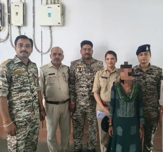 6 साल से गुम नाबालिग बालिका सकुशल दस्तयाब
मुरैना AHTU ने 6 साल से गुम नाबालिग बालिका को शिवपुरी जिले के सेवड़ा गांव से सकुशल दस्तयाब किया। बालिका की तलाश में तकनीकी साक्ष्य और मुखबिर तंत्र की मदद ली गई। पुलिस ने बालिका के बयान दर्ज कर आगे की कार्रवाई शुरू की।
