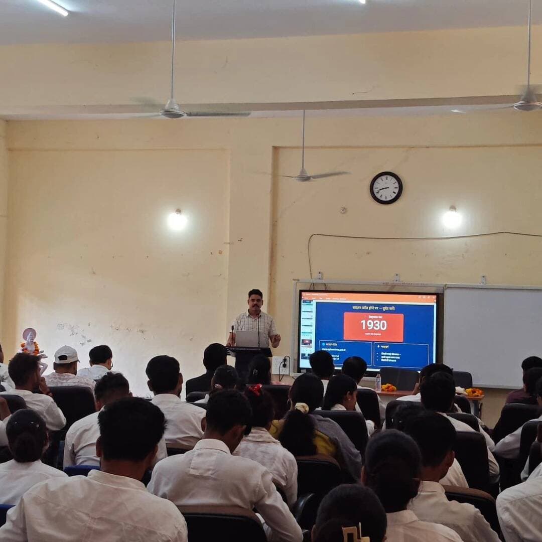 मुरैना में साइबर जागरूकता अभियान
मुरैना के शासकीय विधि महाविद्यालय में पुलिस ने साइबर जागरूकता कार्यक्रम आयोजित किया, जिसमें 100 से अधिक विद्यार्थी और फैकल्टी शामिल हुए। पुलिस ने APK फ्रॉड, जॉब फ्रॉड और ऑनलाइन ठगी से बचाव के उपाय बताए। साथ ही साइबर अपराध की शिकायत के लिए NCRP और गुम मोबाइल को ब्लॉक-ट्रेस करने के लिए CEIR पोर्टल की जानकारी दी।