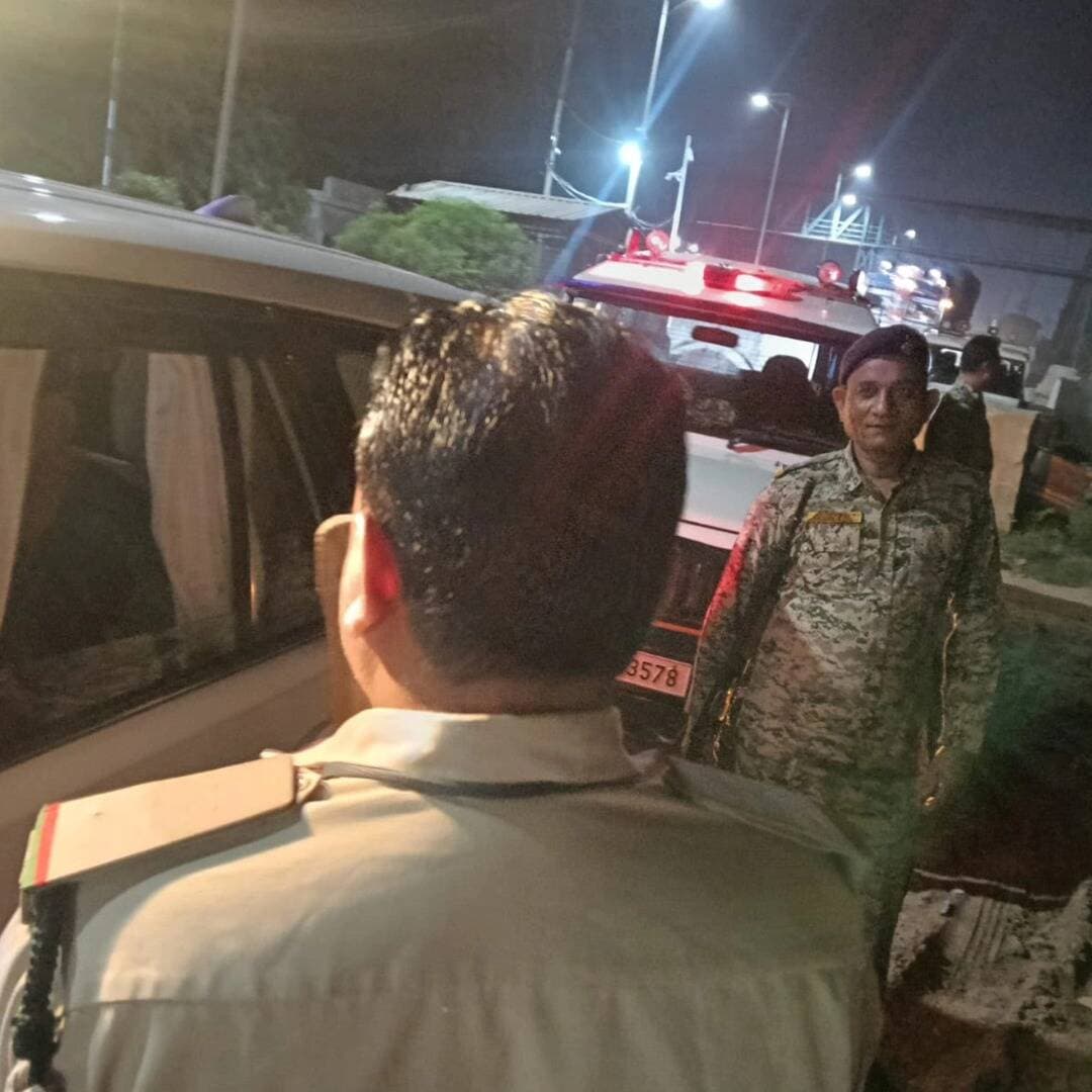 एसपी मुरैना ने रात में नाकों का किया निरीक्षण
मुरैना एसपी धर्मराज मीना ने रात्रिकालीन भ्रमण के दौरान विभिन्न नाकों और चेकपोस्ट का निरीक्षण कर सुरक्षा व्यवस्था का जायजा लिया। चंबल से अवैध रेत उत्खनन और परिवहन पर रोक के लिए संदिग्ध वाहनों की सघन जांच और संवेदनशील क्षेत्रों में लगातार पेट्रोलिंग के निर्देश दिए।