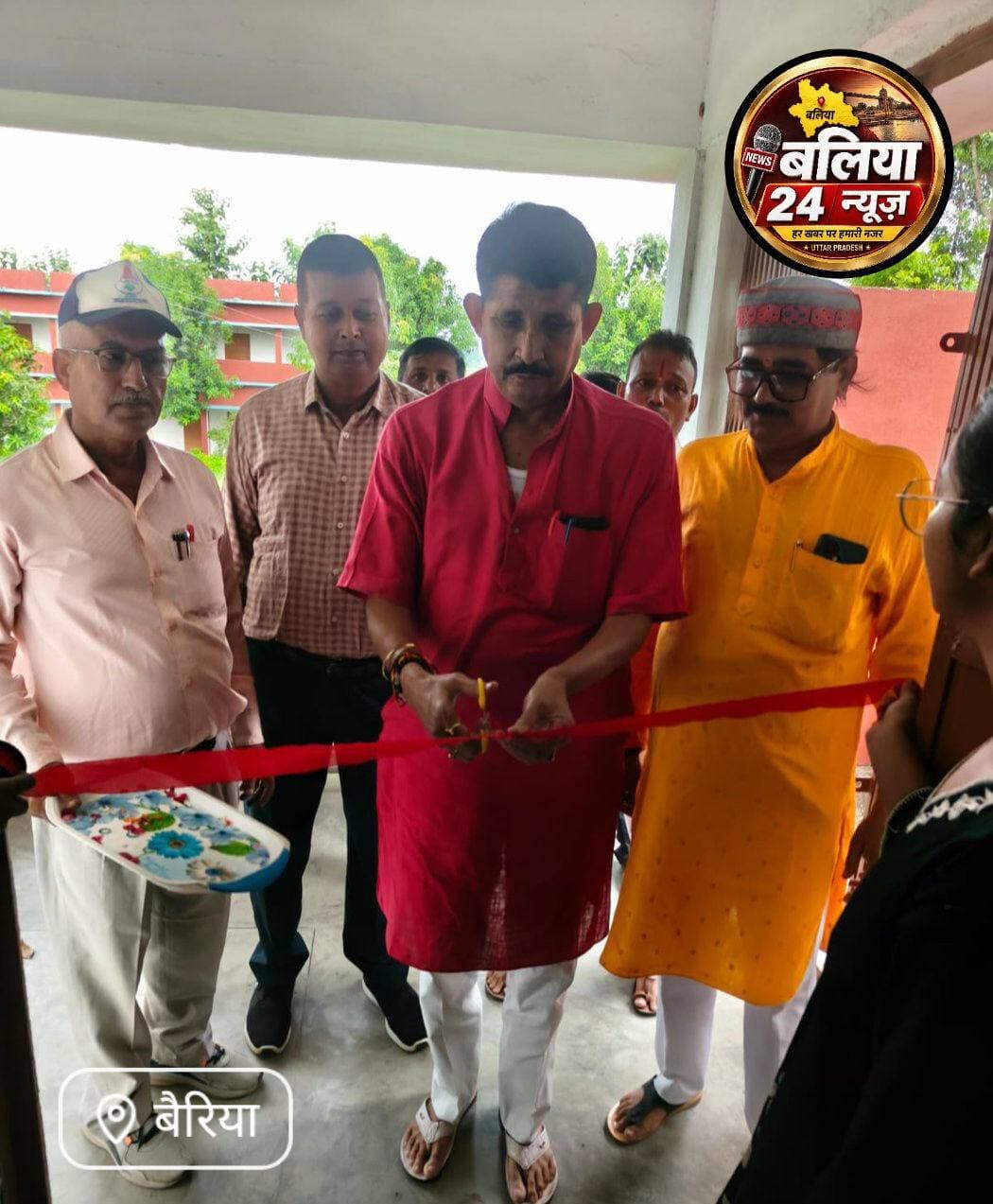 श्री नीलम देवी पीजी कॉलेज में बीएड सत्र 2026-28 के प्रशिक्षण का शुभारंभ
प्रशिक्षुओं को अनुशासन, नियमितता और समर्पण के साथ अध्ययन करने की दी गई सीख
✍️शकील खान👇
15 सितम्बर, 2026।
श्री नीलम देवी पीजी कॉलेज, बैरिया के सभागार में बीएड सत्र 2026-28 के नवप्रवेशित छात्र-छात्राओं के प्रशिक्षण के शुभारंभ एवं परिचय सभा का आयोजन किया गया। कार्यक्रम का उद्देश्य प्रशिक्षु विद्यार्थियों को बीएड प्रशिक्षण की रूपरेखा, अनुशासन, शिक्षण के उद्देश्यों तथा शिक्षक के दायित्वों से परिचित कराना रहा।
कार्यक्रम के मुख्य अतिथि संजय सिंह ने शिक्षा के उद्देश्यों और शिक्षक की भूमिका पर प्रकाश डालते हुए विद्यार्थियों को उनके उज्ज्वल भविष्य के लिए आवश्यक मार्गदर्शन दिया। उन्होंने प्रशिक्षु विद्यार्थियों से प्रशिक्षण के दौरान अनुशासन, नियमितता और पूर्ण समर्पण के साथ अध्ययन करने का आह्वान किया।
इस अवसर पर प्रो. हरिकंचन सिंह, एचओडी, डॉ. सुदिष्ट मिश्रा सहित महाविद्यालय के शिक्षकगण एवं प्रशिक्षक मौजूद रहे। अतिथियों एवं शिक्षकों ने बीएड प्रशिक्षण के महत्व तथा एक आदर्श शिक्षक के दायित्वों के बारे में विद्यार्थियों को महत्वपूर्ण जानकारी दी।
कार्यक्रम का प्रभावी मंच संचालन सोनू मैम ने किया। वहीं राकेश सिंह ने आयोजन की व्यवस्थाओं को सुचारु रूप से संपन्न कराने में महत्वपूर्ण भूमिका निभाई।
अंत में सभी अतिथियों, शिक्षकगण एवं प्रशिक्षुओं के प्रति आभार व्यक्त किया गया। प्रशिक्षण के शुभारंभ को लेकर नवप्रवेशित छात्र-छात्राओं में उत्साह और उमंग देखने को मिली।
#Ballia #Bairia #NeelamDeviPGCollege #BEd #BEd2026 #BEdTraining #EducationNews #CollegeNews #BalliaNews #BairiaNews #TeacherTraining #StudentNews #UttarPradeshNews #बलिया #बैरिया #नीलमदेवीपीजीकॉलेज #बीएड #शिक्षासमाचार #बलिया24न्यूज़