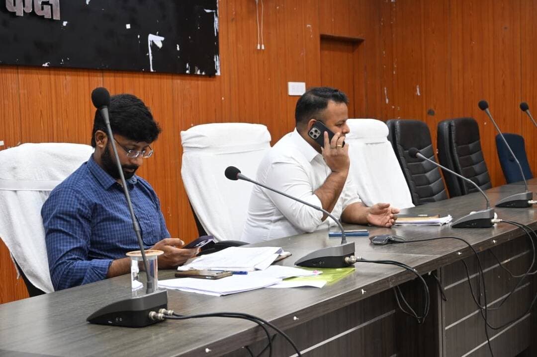 📍 **गोपालगंज | 15 सितंबर 2026**
### **आंगनबाड़ी केंद्रों के लिए भूमि चिह्नित करने का निर्देश**
जिला पदाधिकारी **श्री समीर सौरभ (भा.प्र.से.)** की अध्यक्षता में आईसीडीएस योजनाओं एवं कार्यक्रमों की समीक्षा बैठक आयोजित हुई।
बैठक में आंगनबाड़ी केंद्रों के **भवन निर्माण, मूलभूत सुविधाओं एवं पोषण माह की गतिविधियों** की समीक्षा की गई।
🏗️ किराए के भवनों में संचालित केंद्रों के लिए सरकारी भूमि चिह्नित कर स्थायी भवन निर्माण का निर्देश।
🏫 भूमि उपलब्ध नहीं होने पर नजदीकी विद्यालय परिसर में केंद्र निर्माण/स्थानांतरण की संभावनाओं का परीक्षण।
🚰 प्रत्येक आंगनबाड़ी केंद्र में **शौचालय, स्वच्छ पेयजल एवं विद्युत सुविधा** अनिवार्य रूप से सुनिश्चित करने का निर्देश।
🥗 पोषण माह के दौरान अधिकाधिक गतिविधियां आयोजित करने एवं **जन आंदोलन डैशबोर्ड पर समयबद्ध प्रविष्टि** का निर्देश।
📈 पोषण माह की गतिविधियों में गोपालगंज जिला **राज्य में सातवें स्थान** पर—प्रदर्शन को और बेहतर करने पर जोर।
**सशक्त आंगनबाड़ी केंद्र = स्वस्थ एवं सुपोषित बचपन की मजबूत नींव।** 🌱
#Gopalganj #Anganwadi #ICDS #PoshanMaah #PoshanAbhiyan #ChildDevelopment #Nutrition #SuposhitBachpan #WomenAndChildDevelopment #DistrictAdministration #Bihar #Sushasan